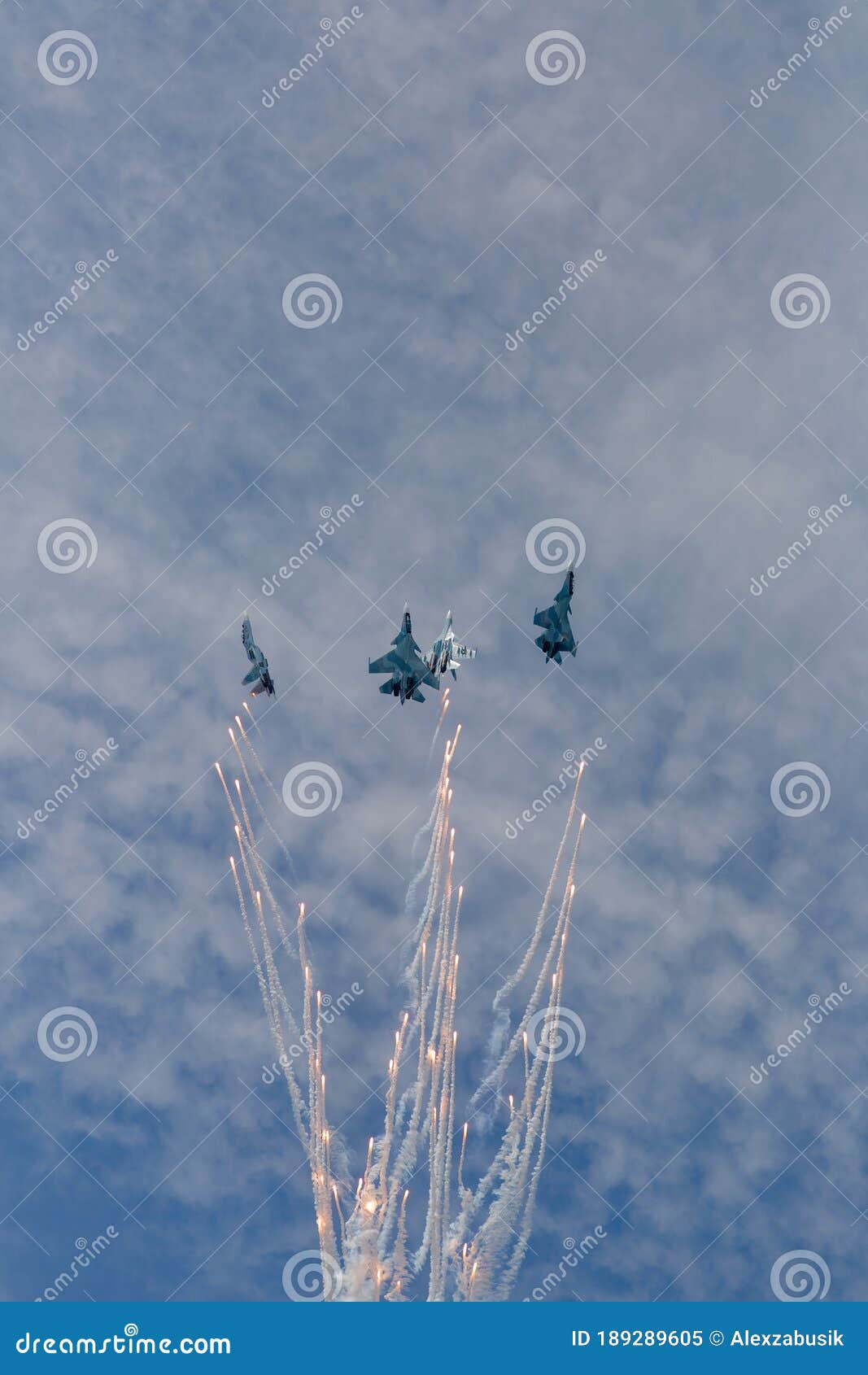 war jet planes showing aerobatics