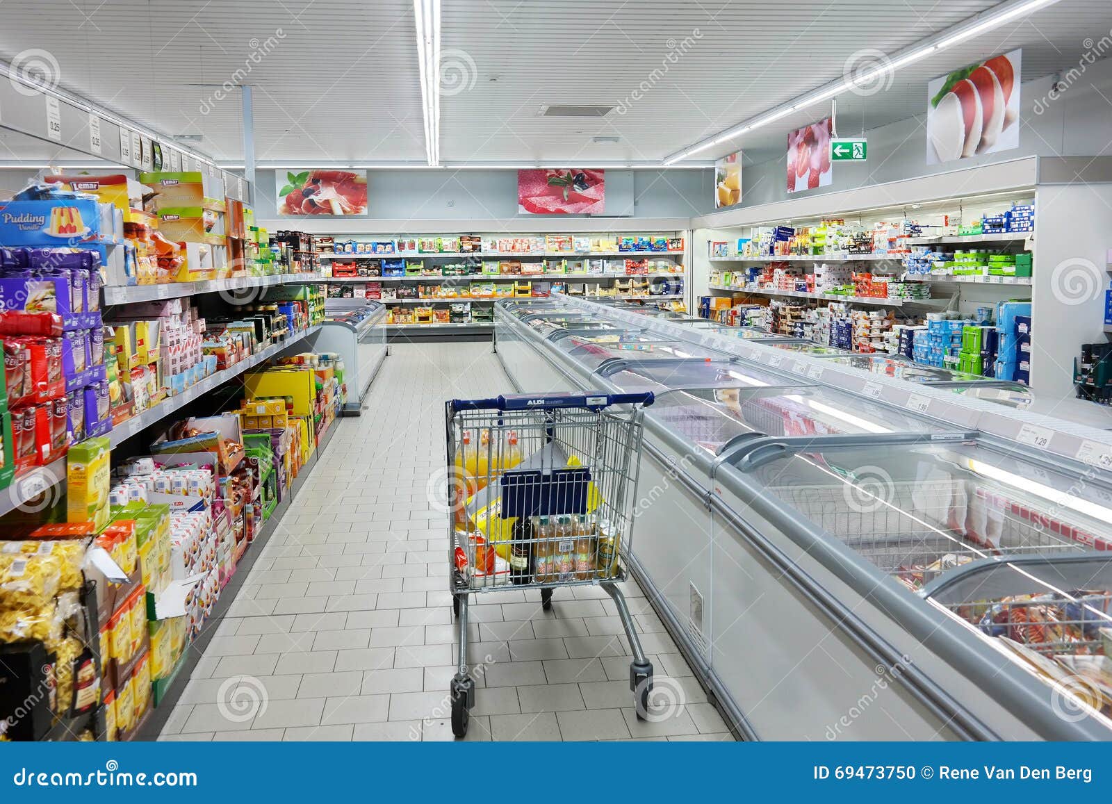 Warenkorb In Einem Aldi Supermarkt Redaktionelles Bild Bild Von Supermarkt Warenkorb