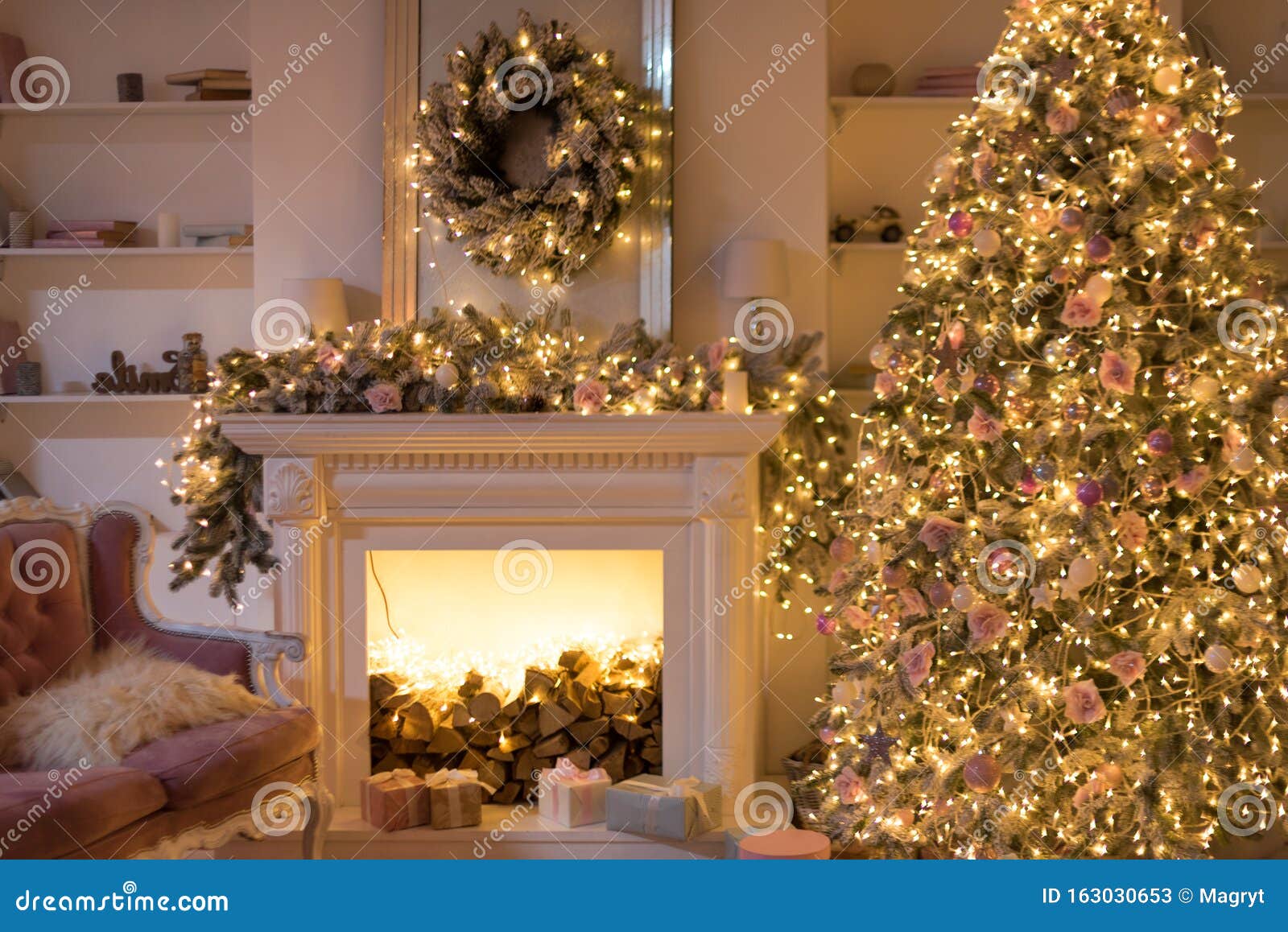 Phòng Giáng sinh: Bầu không khí Giáng sinh đang ngập tràn trong không gian trang trí đón chào mùa lễ hội tuyệt vời nhất trong năm. Hãy cùng chiêm ngưỡng hình ảnh phòng Giáng sinh để bạn có được cái nhìn đầy ấm áp và ấn tượng.