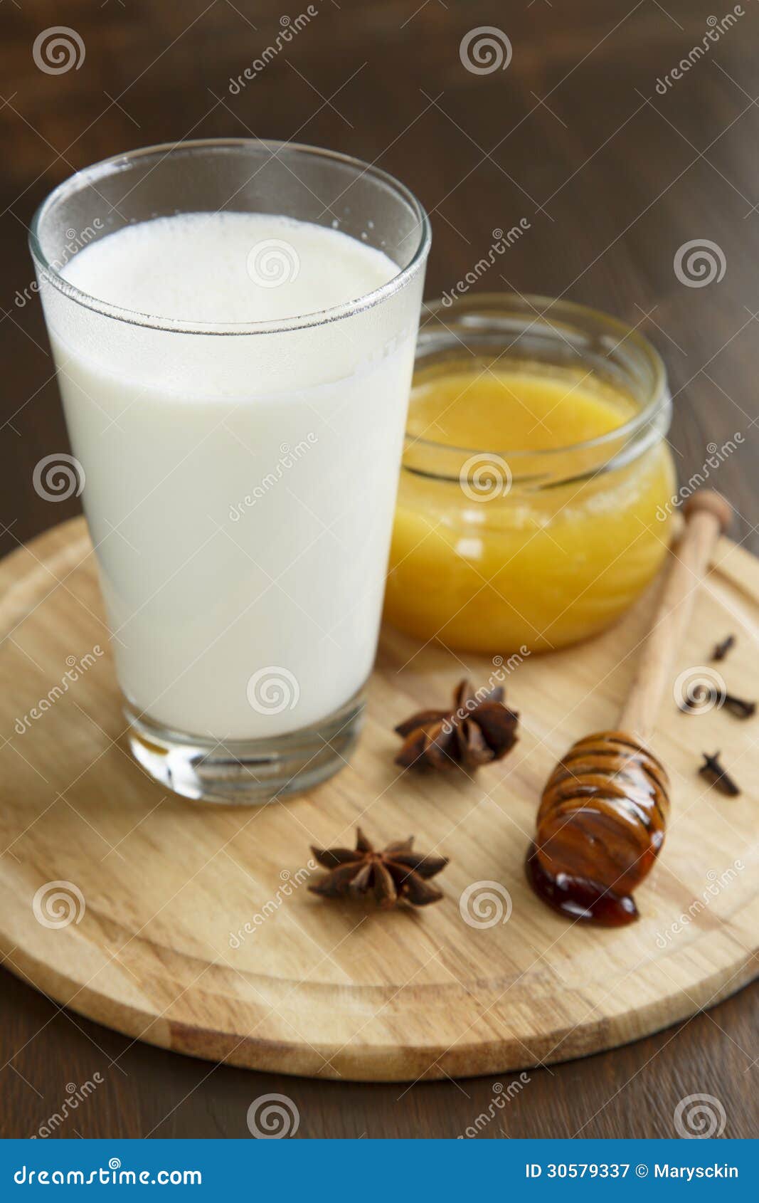 Concentratie Meetbaar incompleet Warme Melk Met Kruiden En Honing Stock Afbeelding - Image of glas, donker:  30579337
