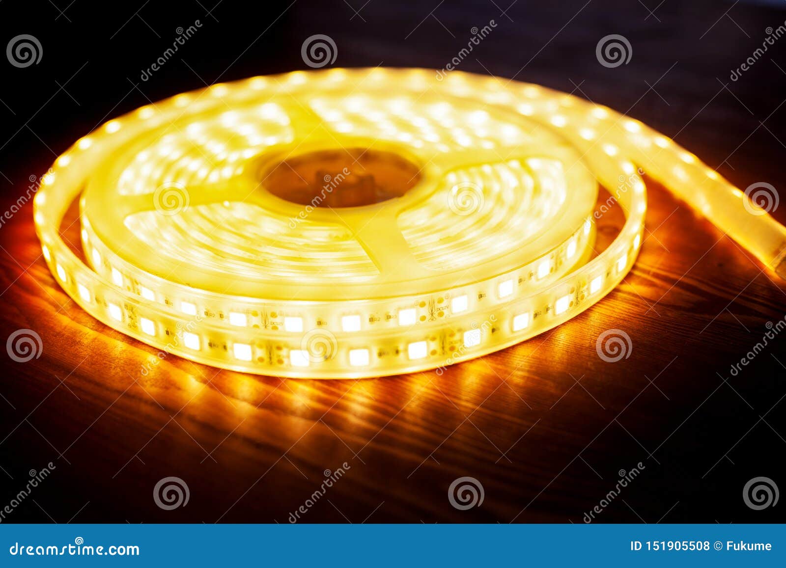 Warmes Licht Des LED-Eisbands, Eine Spule Des Diodenlichtes Stockfoto -  Bild von energie, leistungsfähigkeit: 151905508