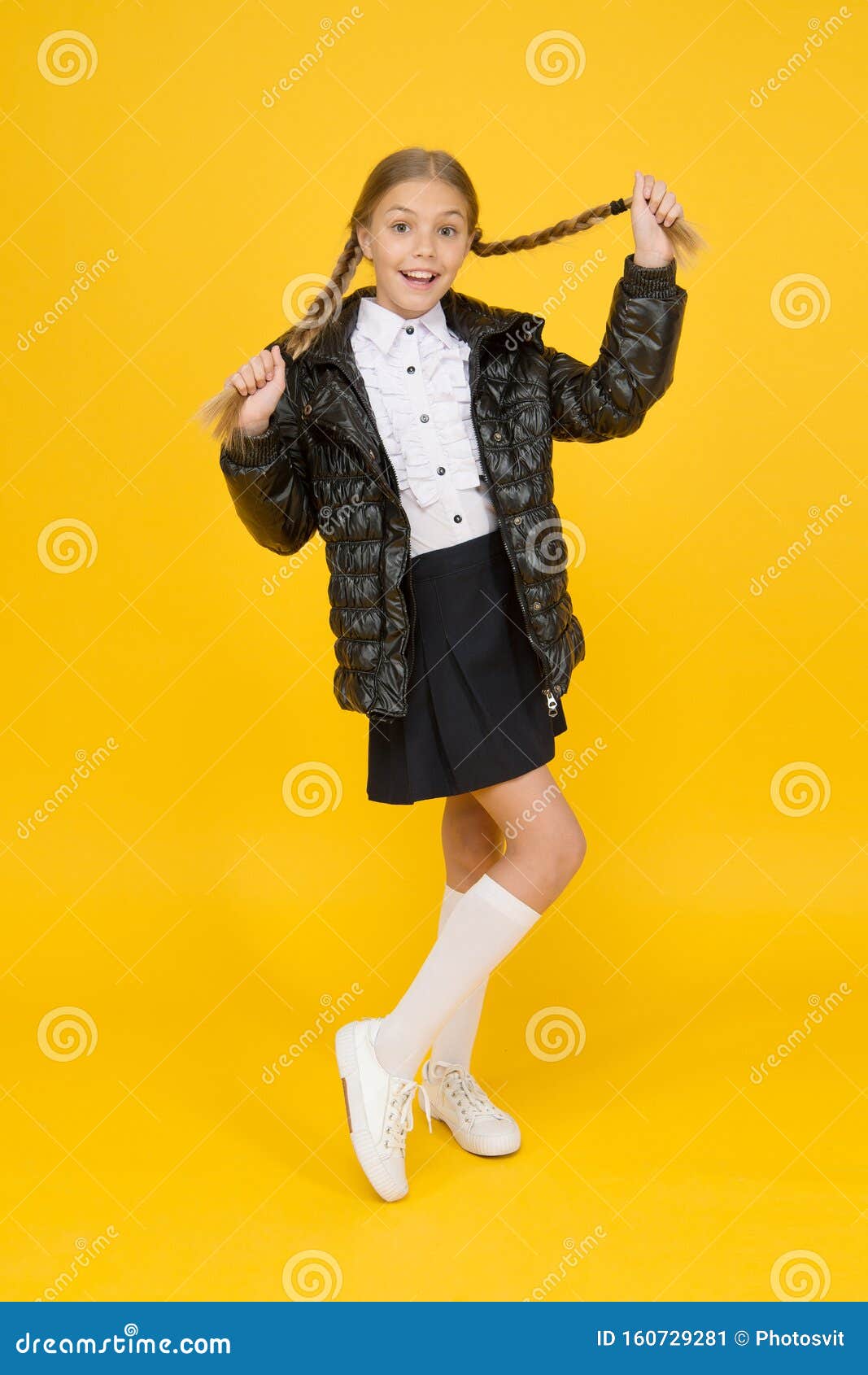 Najaarswinter Fancy-kind Kute Girl Draagt Zwarte Jas Op Gele Achtergrond Stock Afbeelding - Image of schoolmeisje, weinig: 160729281