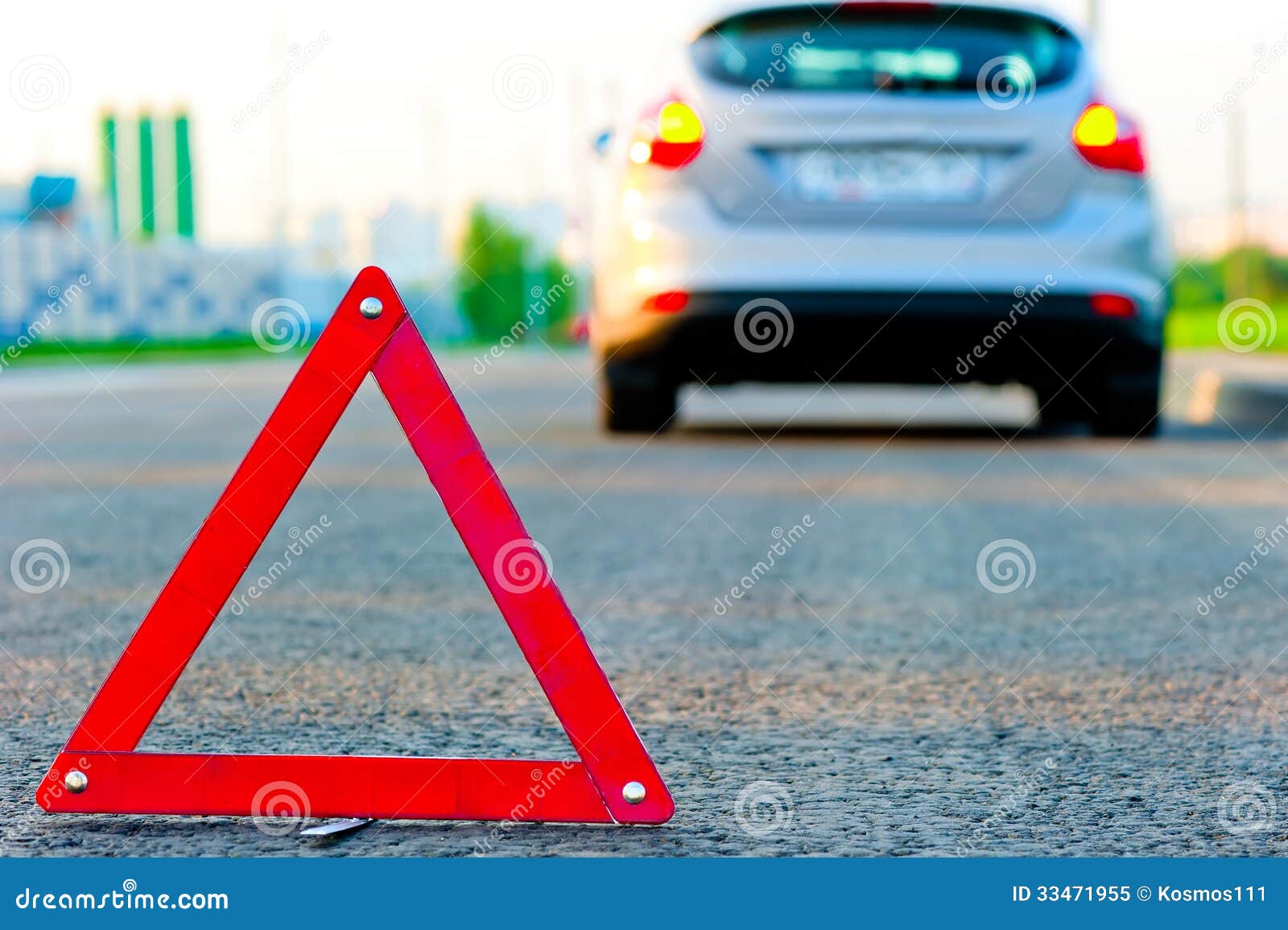 Warndreieck Auf Der Straße Und Dem Auto Bewegte Sich Nach Unten Auf Die  Beschränkung Stockbild - Bild von ideen, asphalt: 33471955