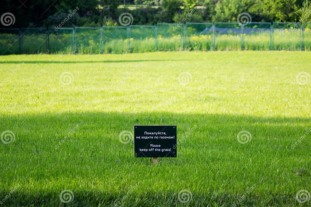 Warnschild Auf Dem Wiese GatchinaPark Aufschriften Auf Russisches Und