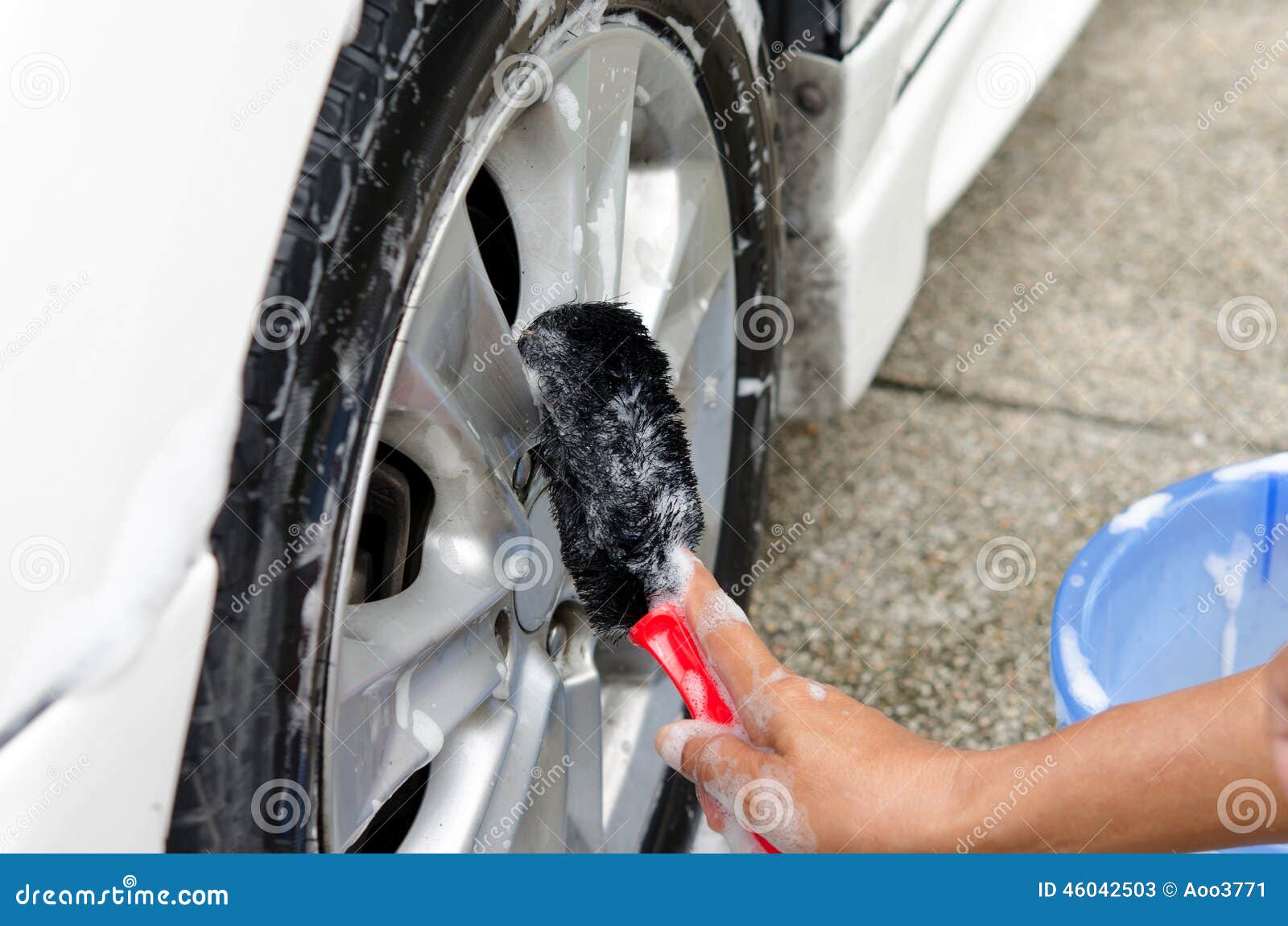 Wash Wheels stock image. Image of vehicle, yellow, auto 46042503