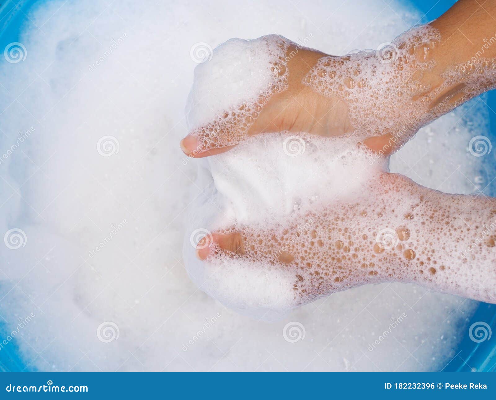 wash white clothes and soak cloth in laundry detergent water in tub washing.