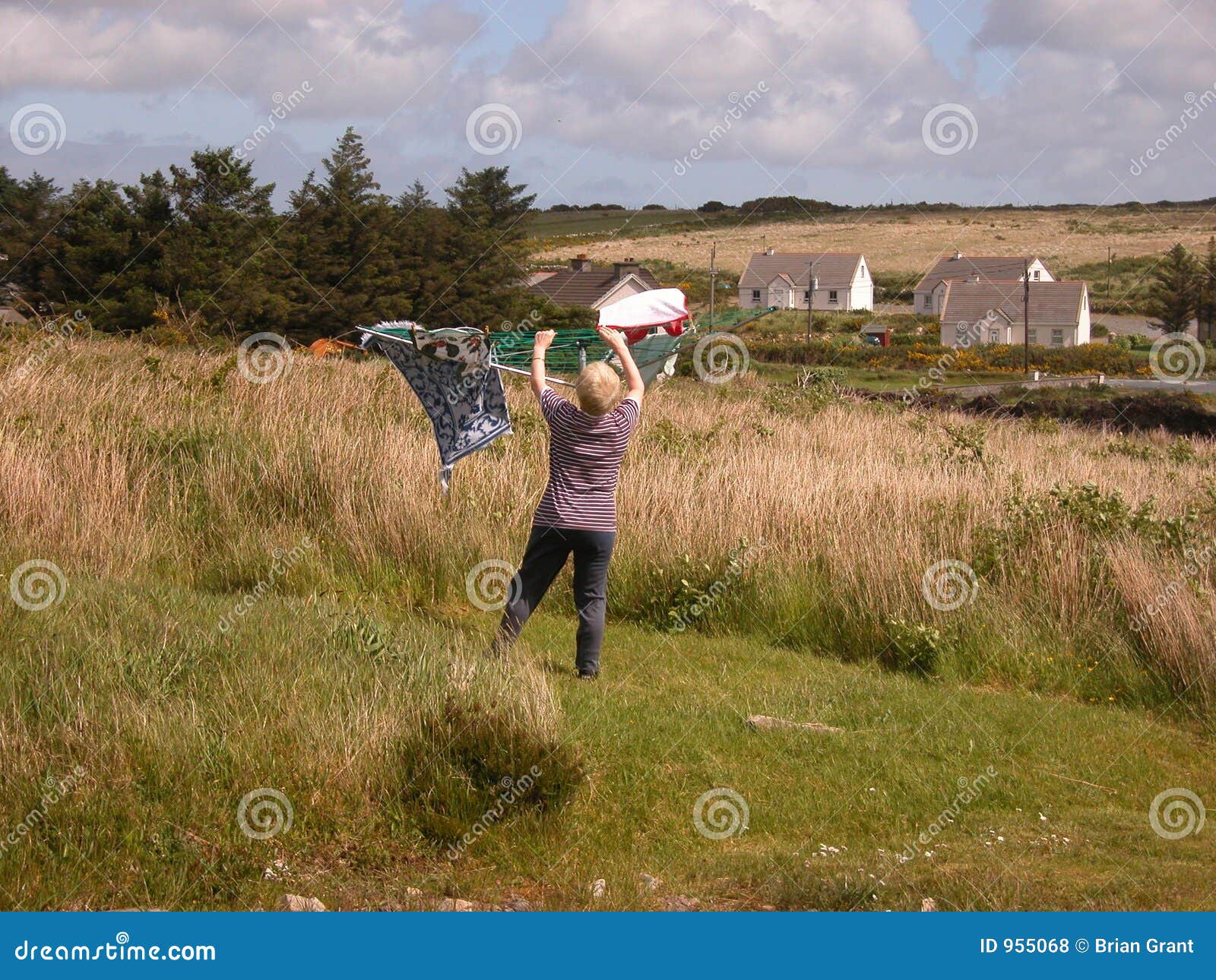 Washerwoman. Een vrouw hangt uit schone kleren in Donegal Ierland te drogen