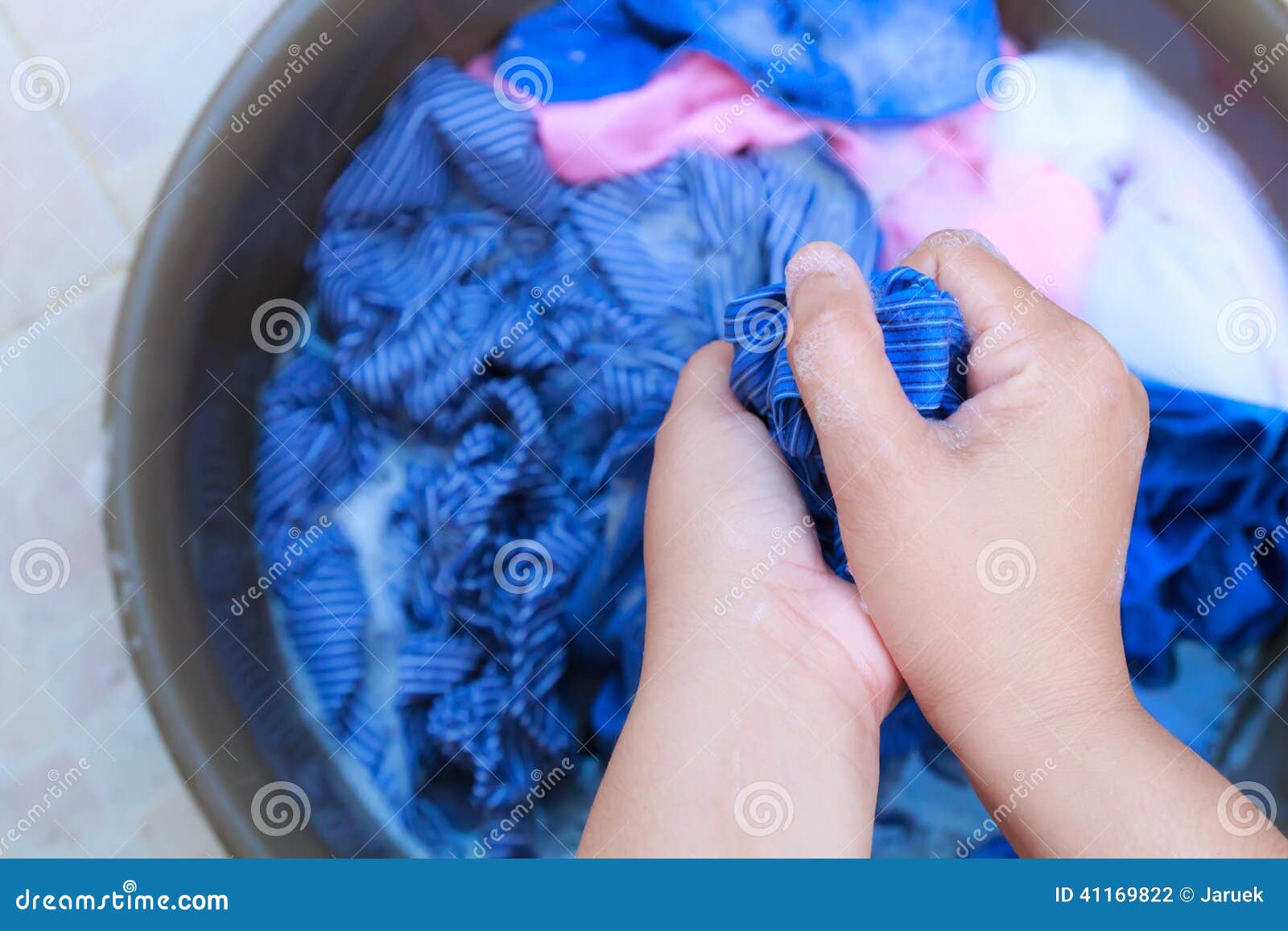 https://thumbs.dreamstime.com/z/washing-clothes-hand-daytime-41169822.jpg