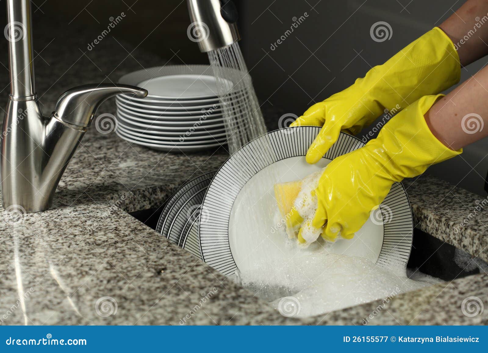 washing a plates