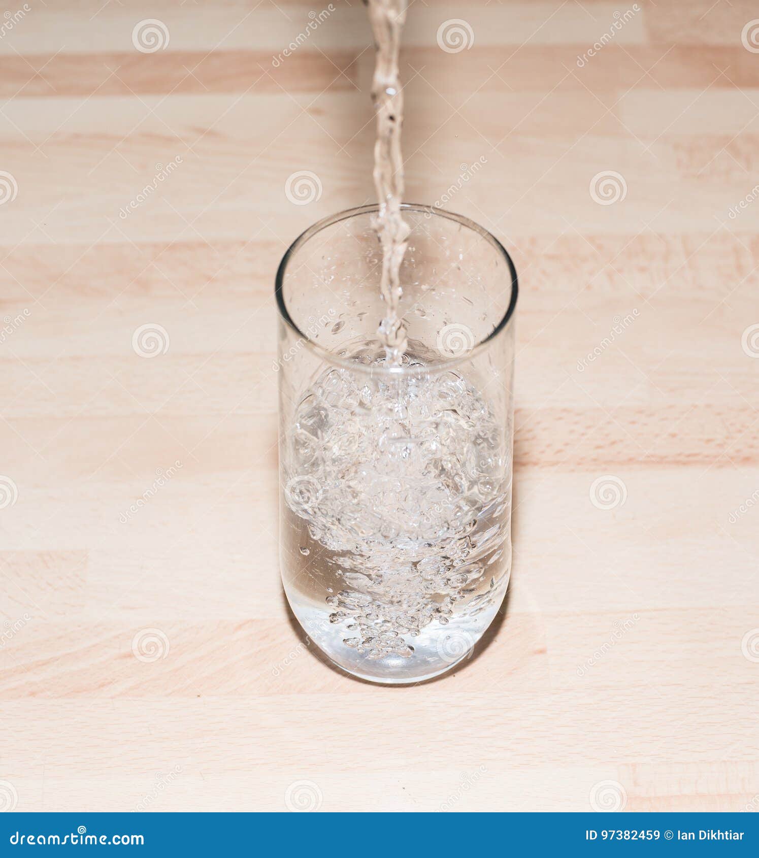 Wasser in einem Glas. Wässern Sie in einem Glas auf einer lokalisierten Tabelle