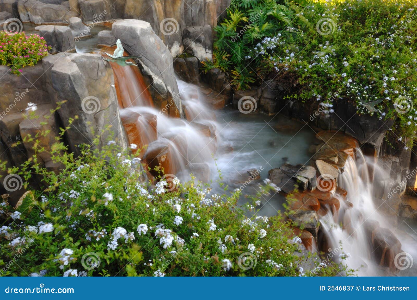 Kleiner Wasserfall. Beachten Sie, dass das Wasser im Bewegungszittern ist.