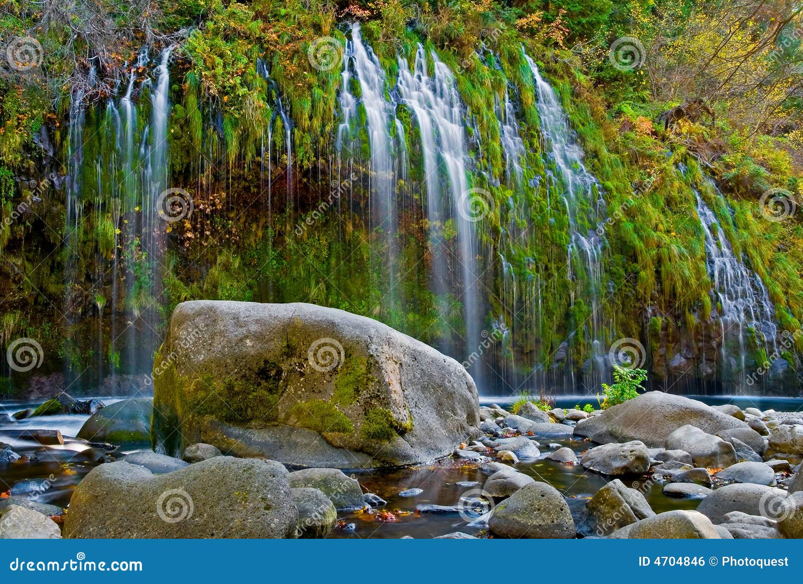 Wasserfall in den Bergen in Nordkalifornien