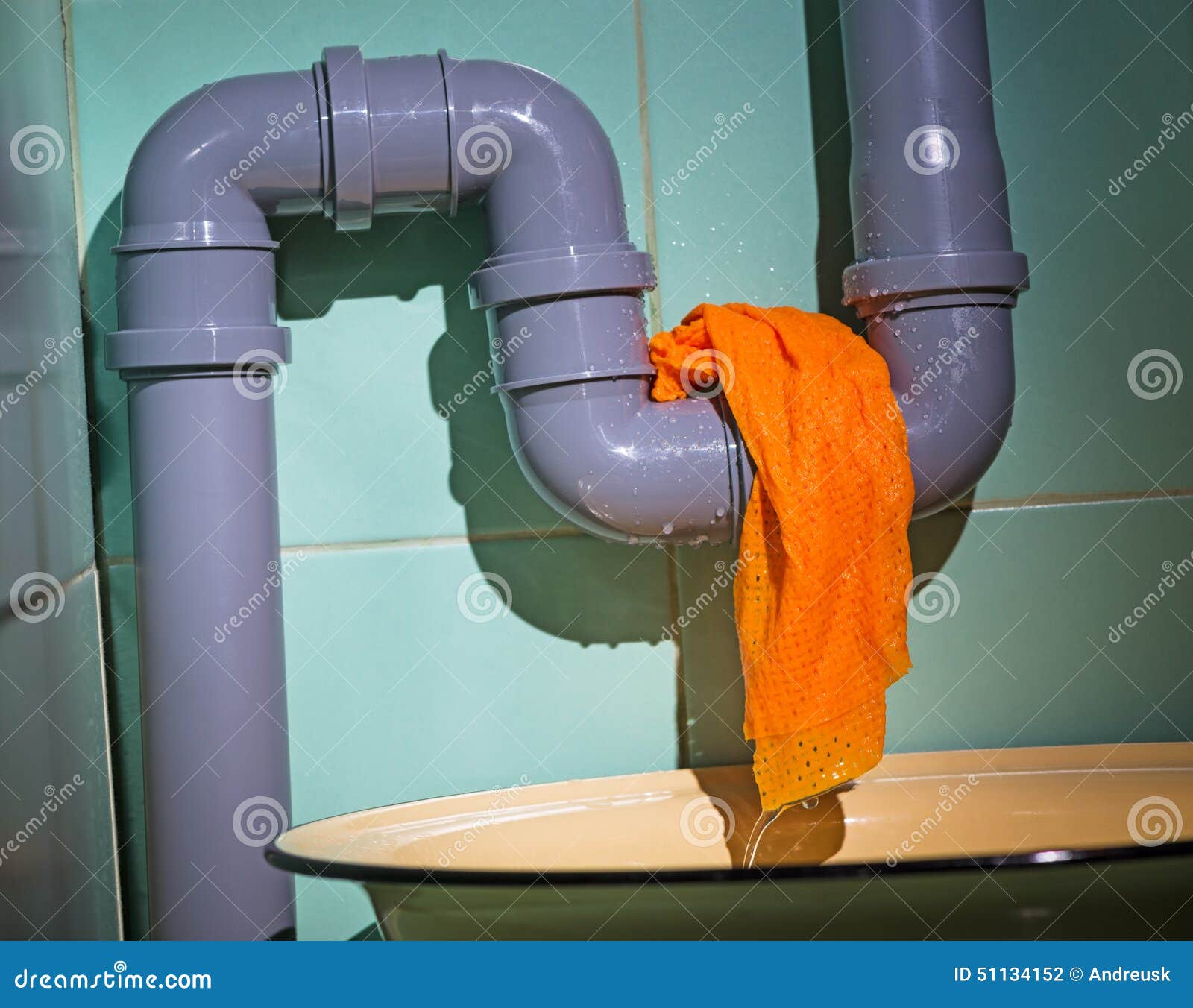 Wasserleck stockfoto. Bild von rohre, wasser, klempnerarbeit 51134152