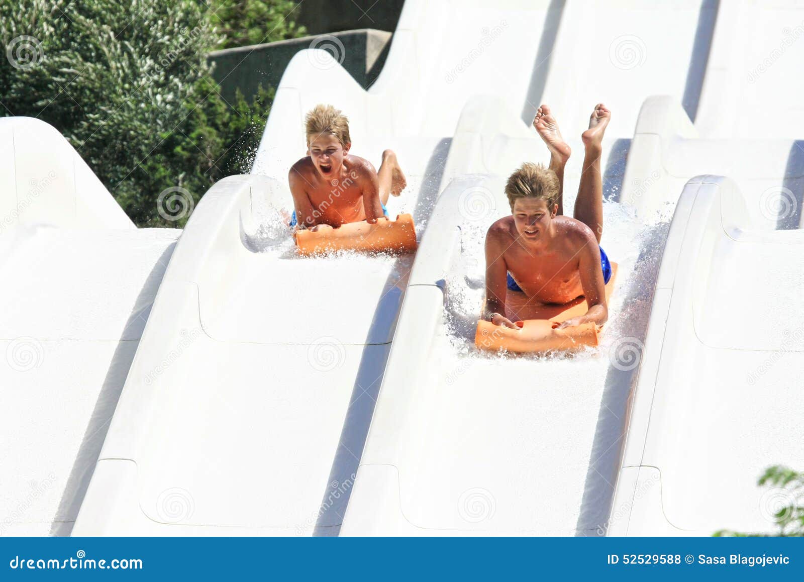 Wasserpark, Rhodos, Griechenland. Faliraki, Rhodos, Griechisch-August, 17,2015: Zwei junge Männer auf dem Mattenrennläufer schieben in Wasserpark, Mattenrennläufer, den Dia für junge Leute im Wasser-Park sehr populär ist Wasser-Wasser-Park ist in Faliraki auf der Insel von Rhodos in Griechenland und einer von den größten in Europa und ist ein sehr populärer Platz für Unterhaltung von Kindern