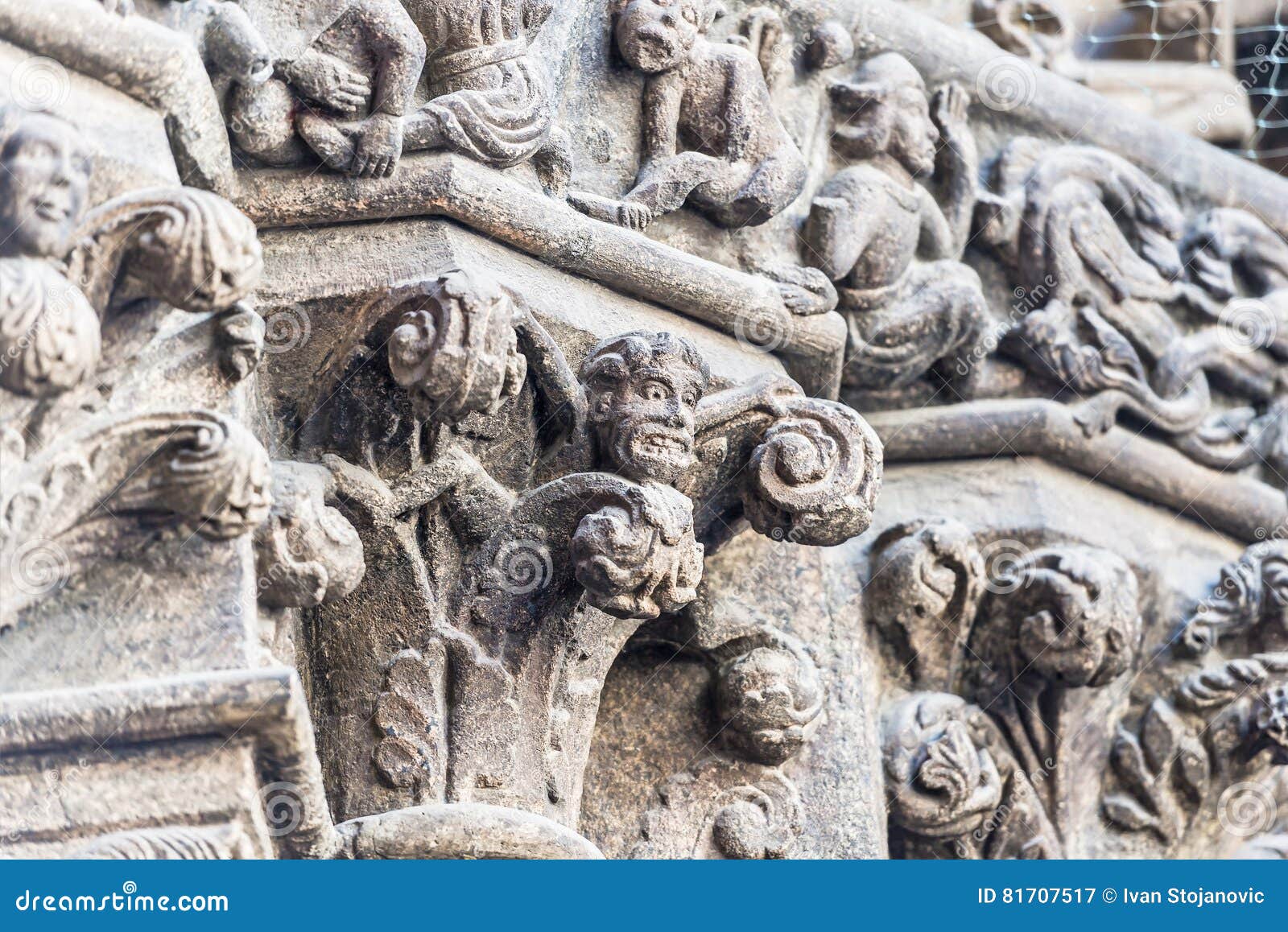 Wasserspeiersteinentlastung am Eingang von Heilig-Stephan-Kathedrale in Wien, Österreich