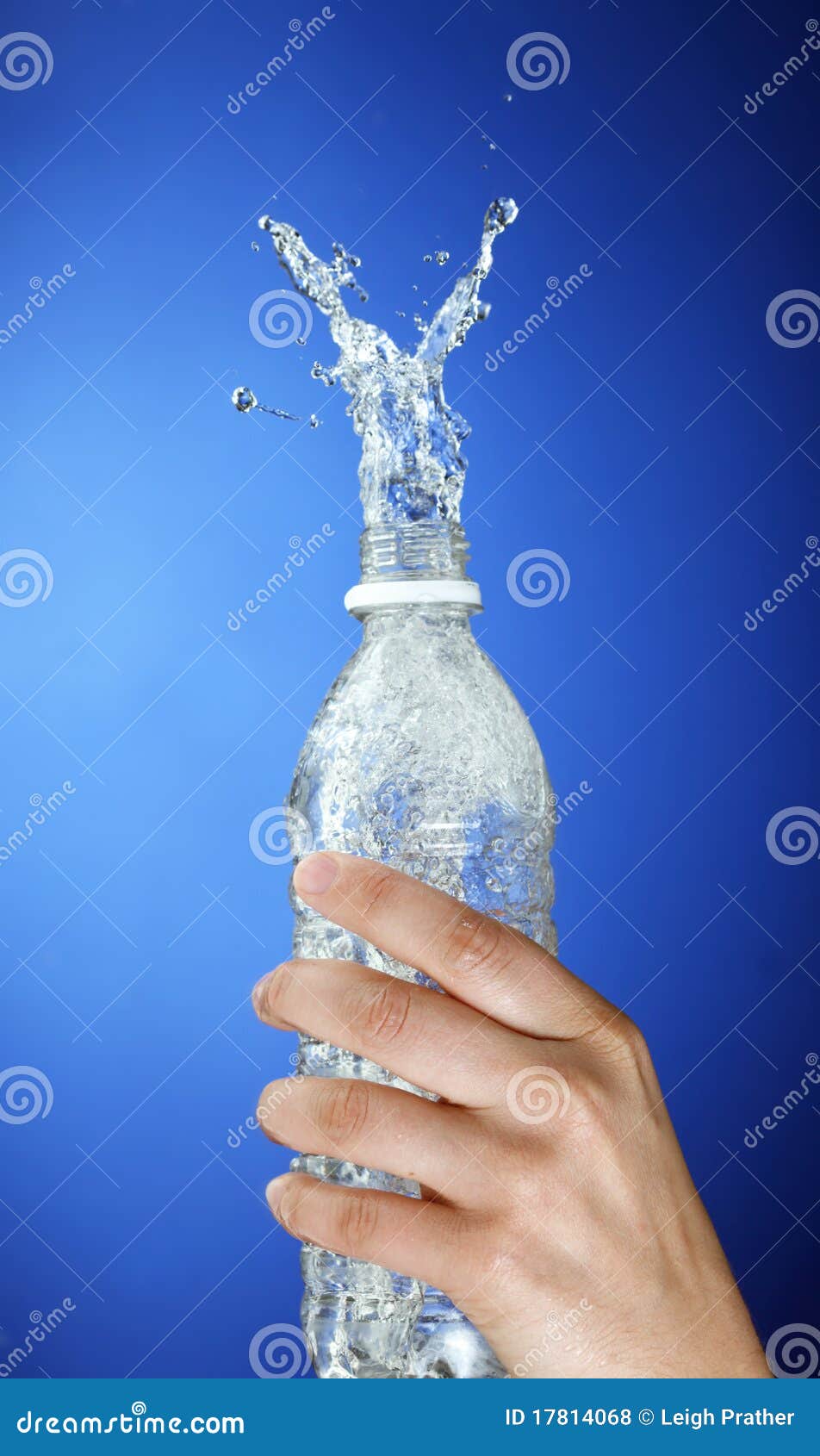 Wasserspritzen. Wasser, das aus einer Wasserflasche heraus spritzt