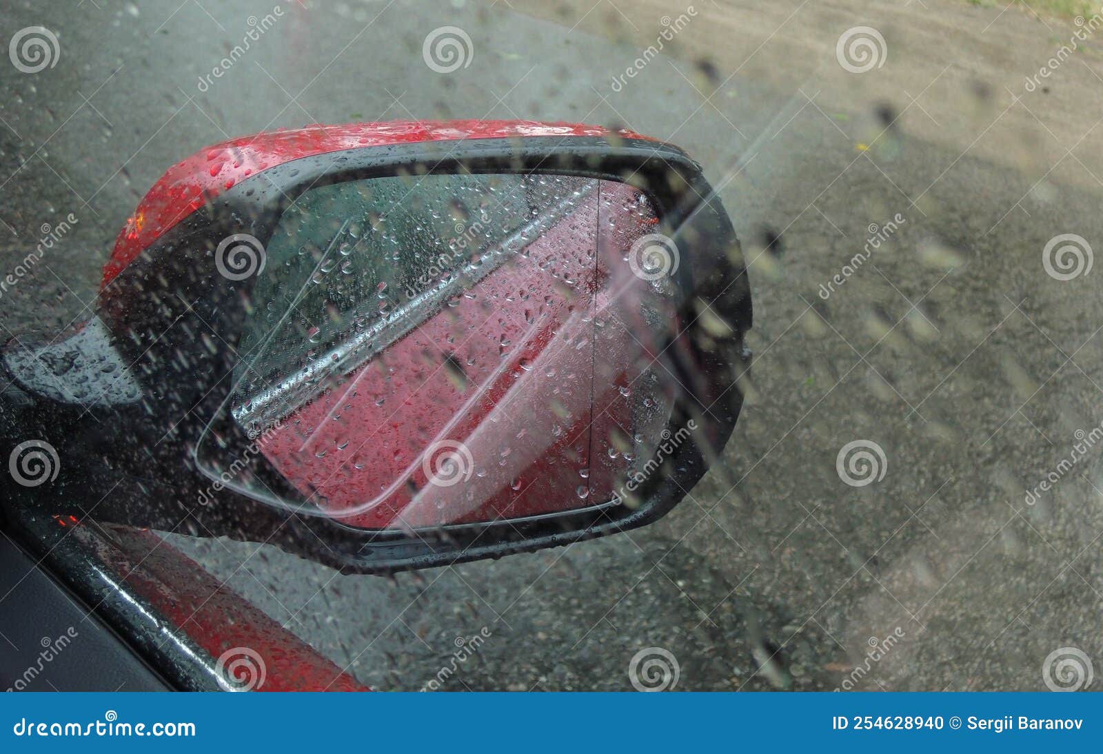 Wassertropfen Und Schmutzabwaschen über Den Seitenspiegel Eines Schnell  Fahrenden Autos Stockfoto - Bild von bedingungen, sicherheit: 254628940