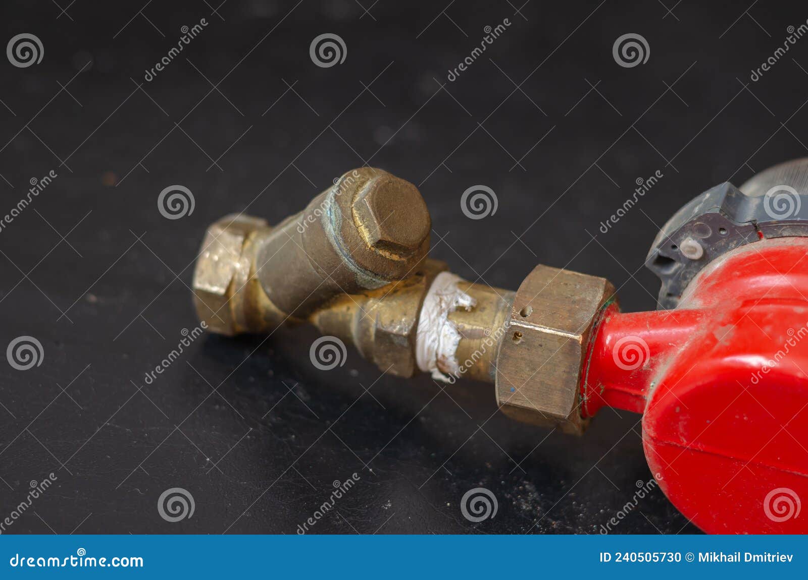 Wasserzähler. Ein Rotes Gerät Mit Einem Groben Wasserfilter, Das