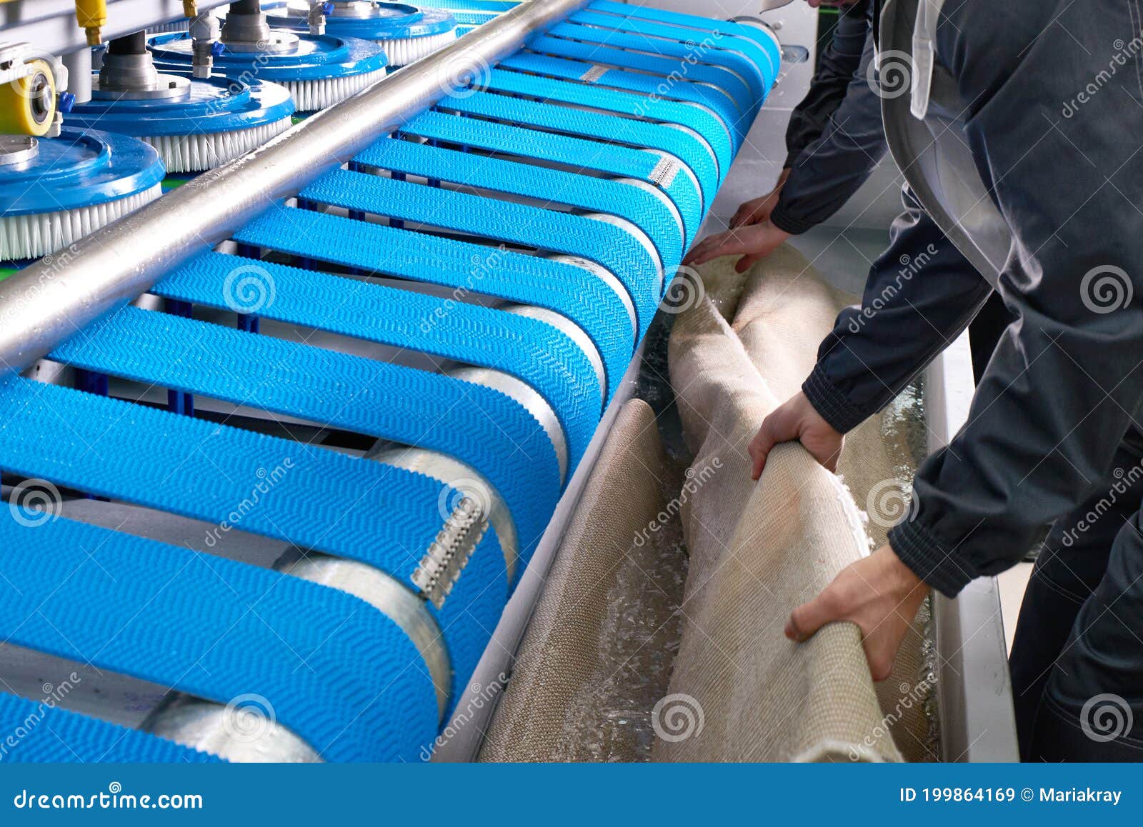 Verkoper Waakzaam Opeenvolgend Waswerker Die Bezig is Met Het Werken Aan Een Automatische Machine Voor Het  Wassen Van Tapijt Bij De Stomerij Stock Afbeelding - Image of  reinigingsmachine, borstel: 199864169