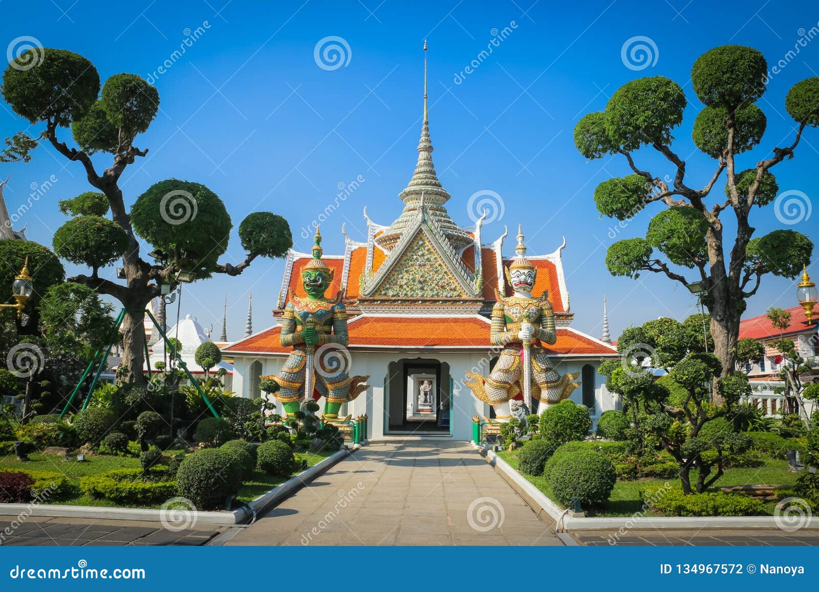 wat arun,temple of dawn,landmark famous temple of bangkok