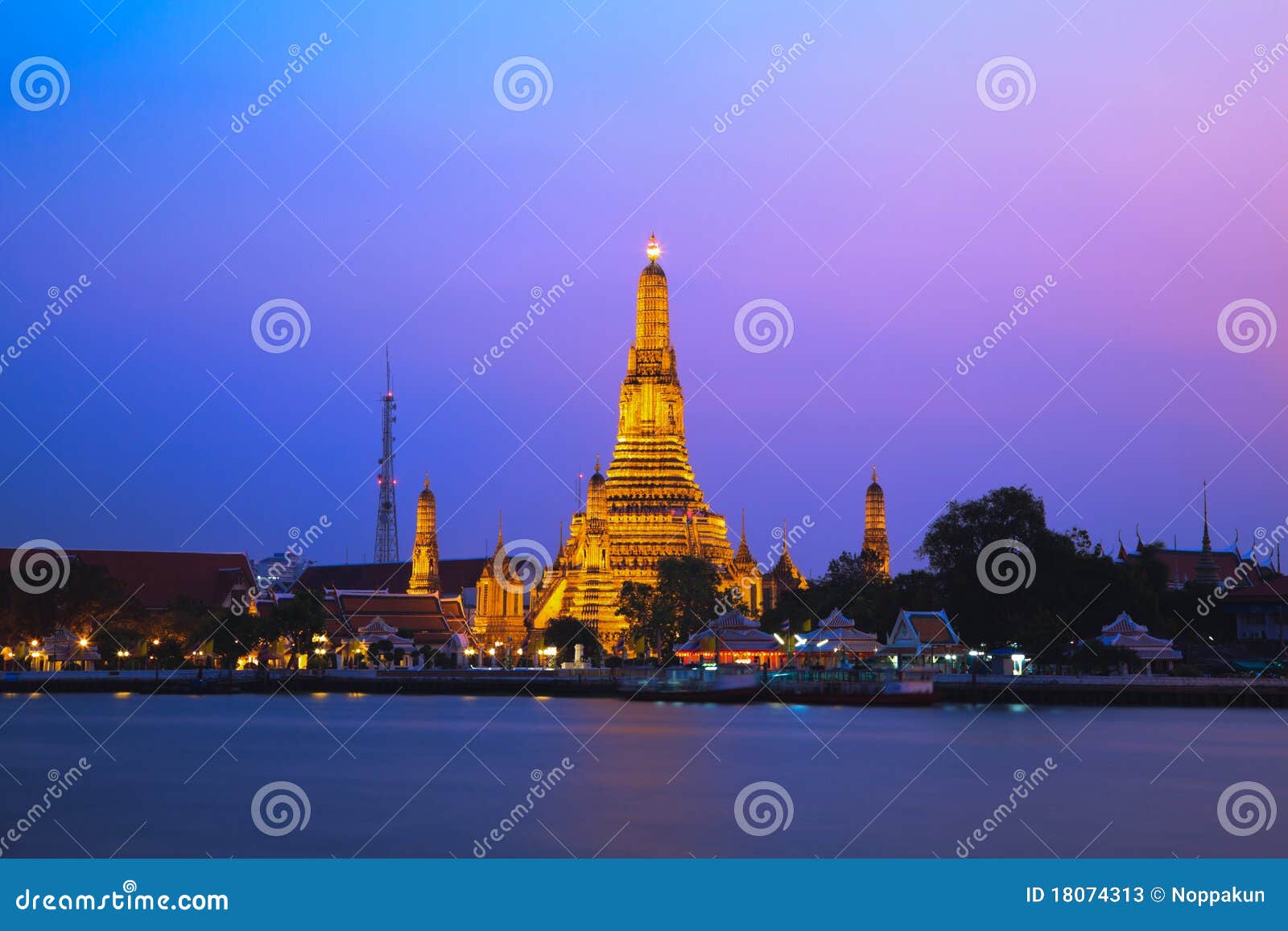 wat arun, the temple of dawn, at twilight bangkok