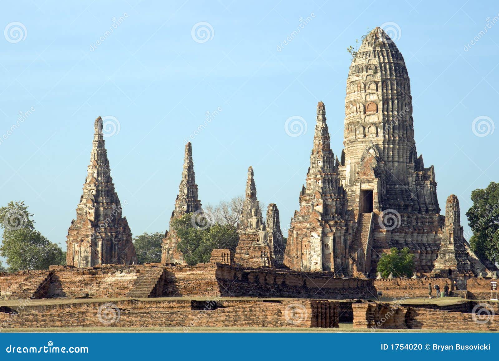 Wat Chai Wattanaram le long du fleuve de Chao Phraya dans Ayutthaya près de Bangkok, Thaïlande.