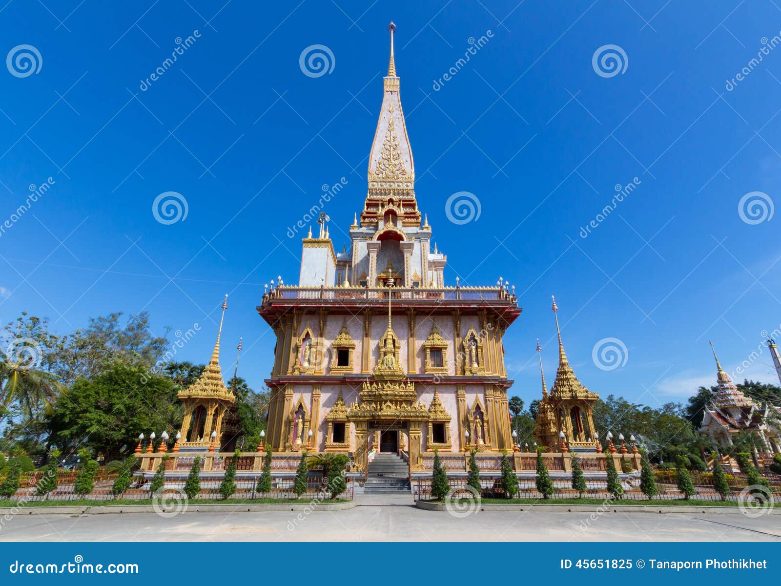 Wat Chalong, Phuket, Thaïlande. Wat Chalong avait prolongé un accueil chaleureux aux visiteurs pendant plus d'un siècle Les gens du pays viennent pour prier et les occidentaux viennent pour apprendre quelque chose au sujet du bouddhisme Le temple est ouvert de sept pendant le matin de cinq pendant l'après-midi