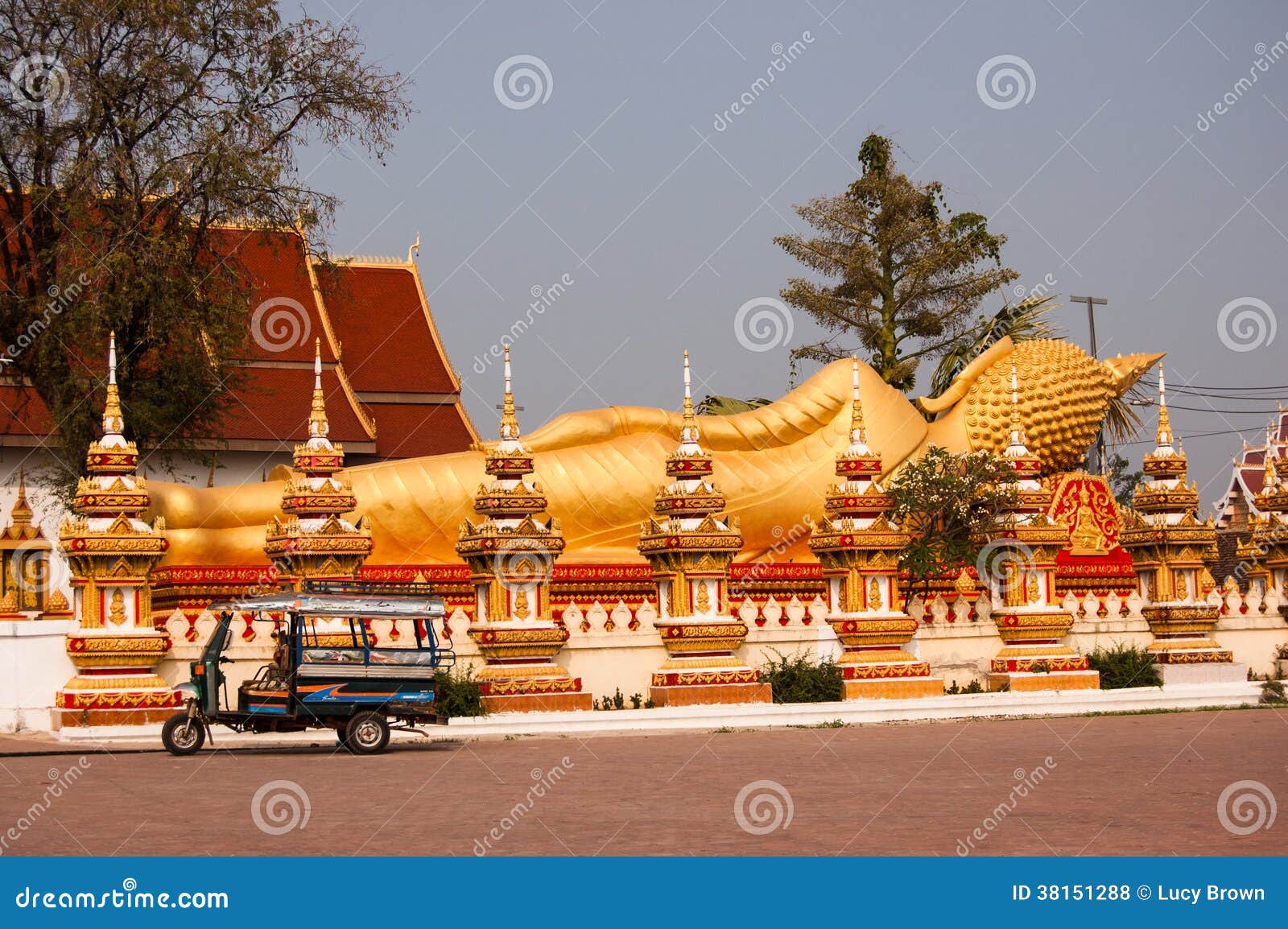 Wat Luang Tai，万象，老挝. 万象，老挝- 2013年3月16日：Wat的金黄斜倚的菩萨在著名Pha旁边的那个Luang Tai寺庙那Luang stupa