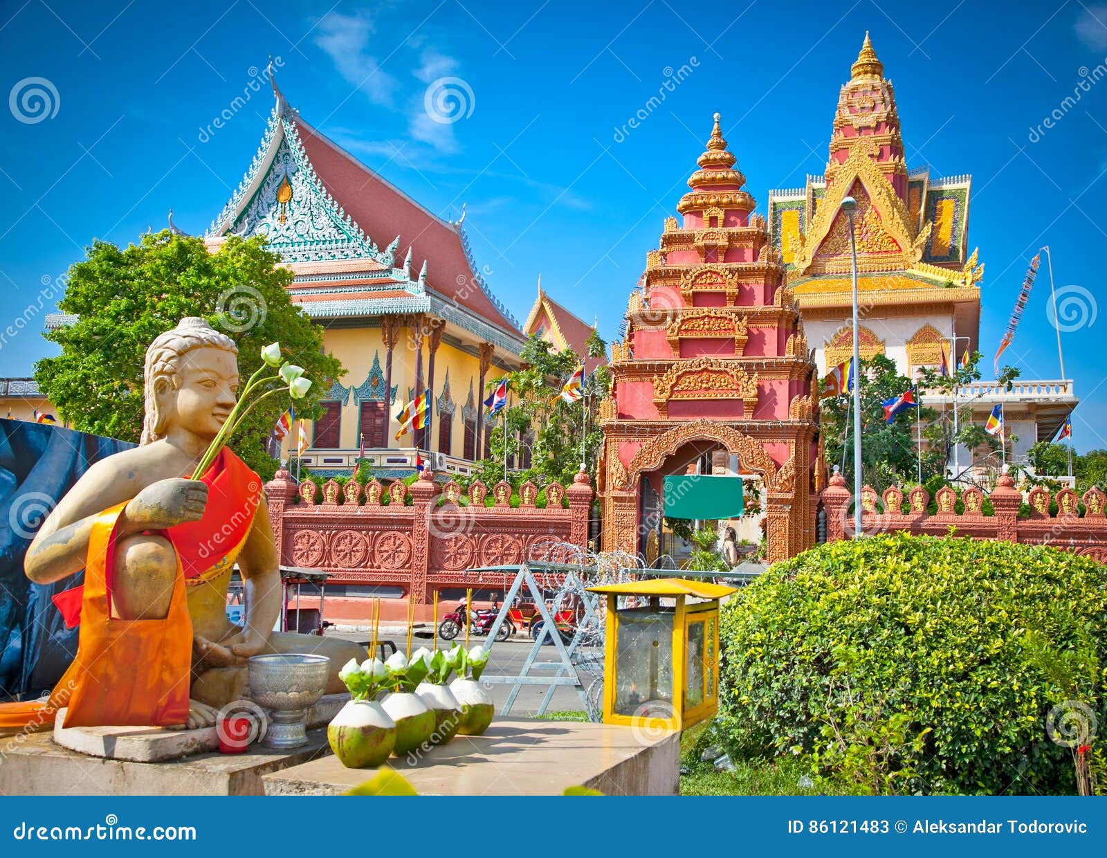 wat ounalom pagoda, phnom penh, cambodia.