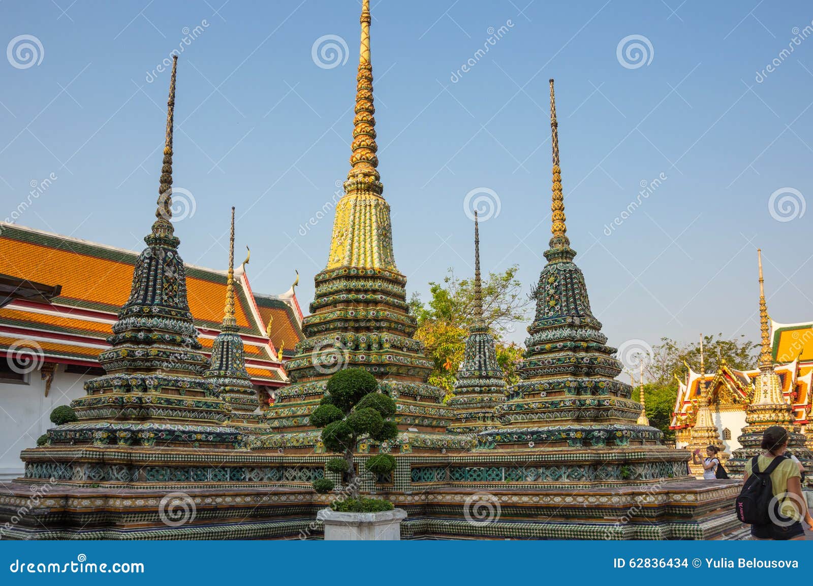 BANGKOK, THAILAND - 24. JANUAR 2015: Nicht identifizierte Touristen bei Wat Pho in Bangkok, Thailand Wat Pho ist einer des populärsten Touristenbestimmungsortes in Thailand