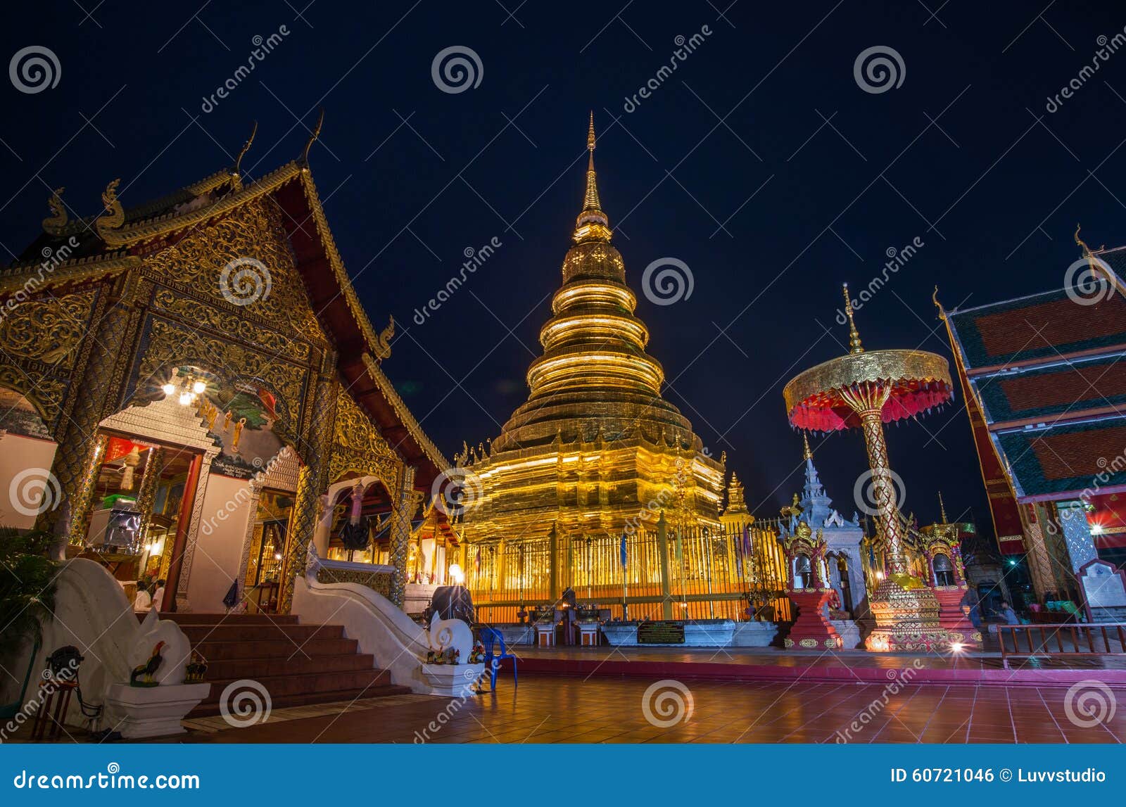 Wat Phra That Hariphunchai i skymningtid, Lamphun, Thailand