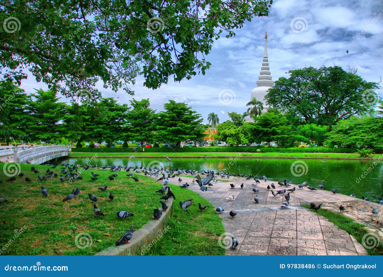 Il buddismo di Wat Phra Si Mahathat Bang Khen del centro di mente è una religione che la maggior parte della società tailandese rispetta