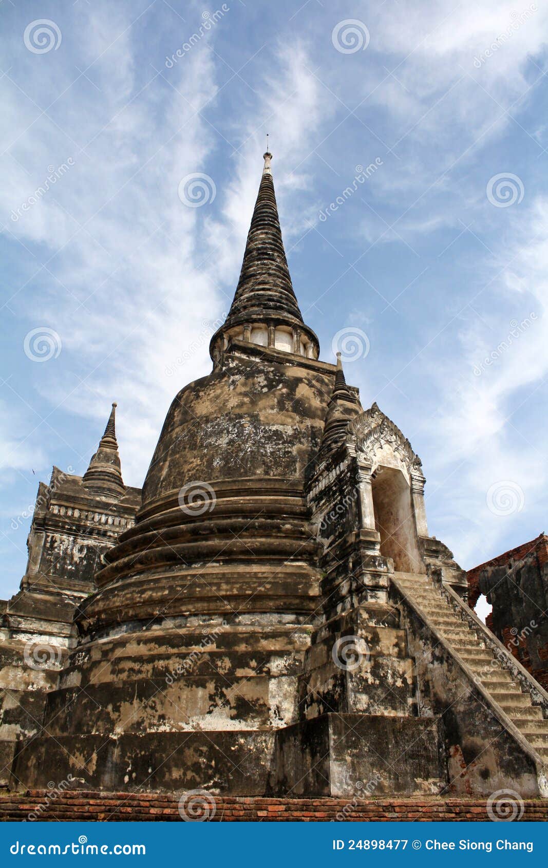 Wat Phra Si Sanphet, Ayutthaya. O templo o maior em Ayutthaya, conhecido para sua fileira distintiva de chedis restaurados (stupas do Tailandês-estilo) encontrou em muitas imagens da cidade. Abrigado dentro das terras do antigo palácio real, o templo foi usado somente para cerimónias religiosas reais. Uma vez abrigou uns 16 medidores Buddha coberto com os 340 quilogramas do ouro, mas o incêndio Burmese do jogo à estátua para derreter o ouro e destruiu o templo no processo. O palácio real pode igualmente ser alcançado da mesma entrada em Wat Phra Si Sanphet, mas tem somente permanecer ereto livre de alguns edifícios.