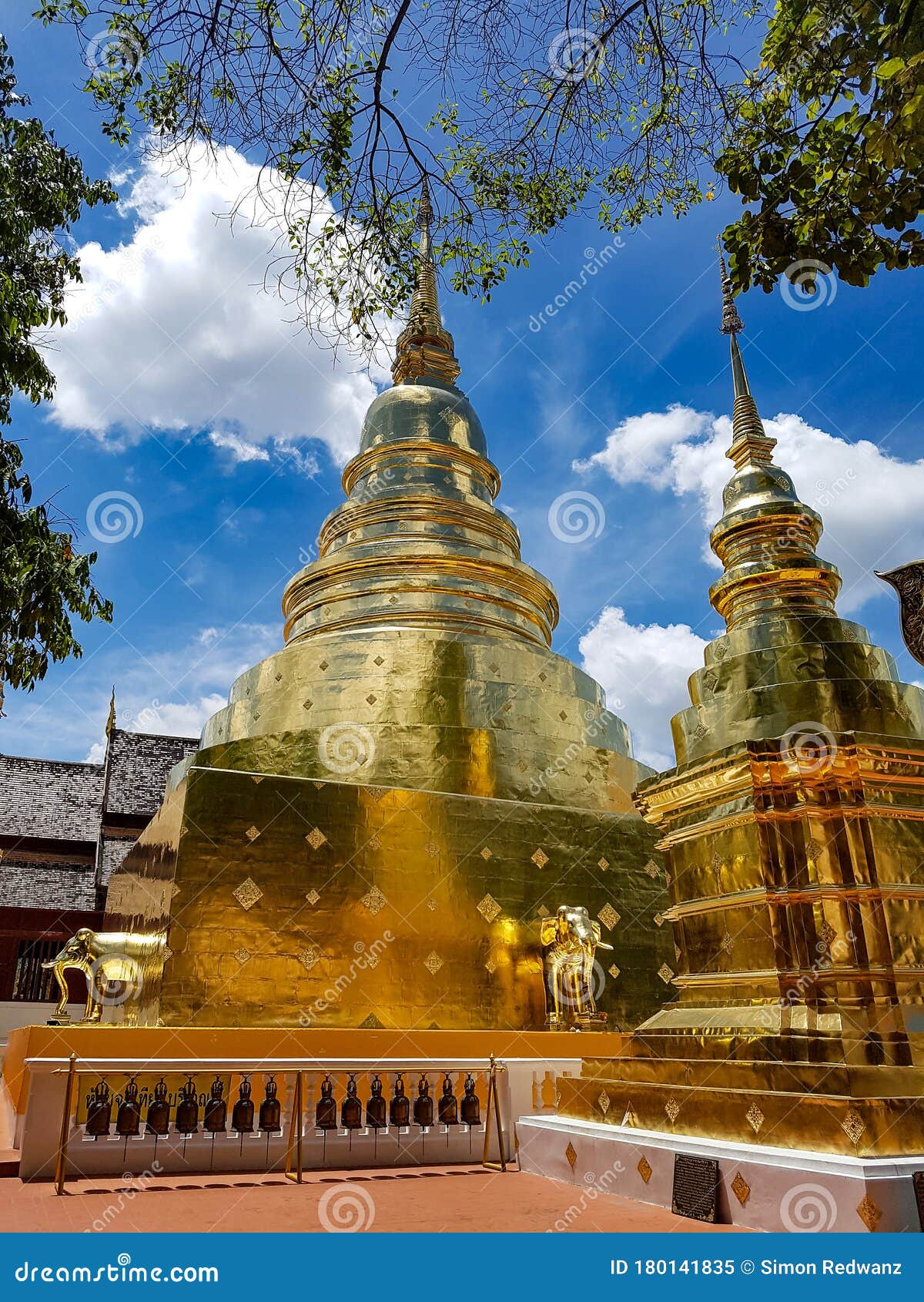 Wat Phra Singh Golden Temple Chiang Mai Thailand Imagen De Archivo wat-phra-singh-golden-temple-chiang-mai-thailand-imagen-de-archivo