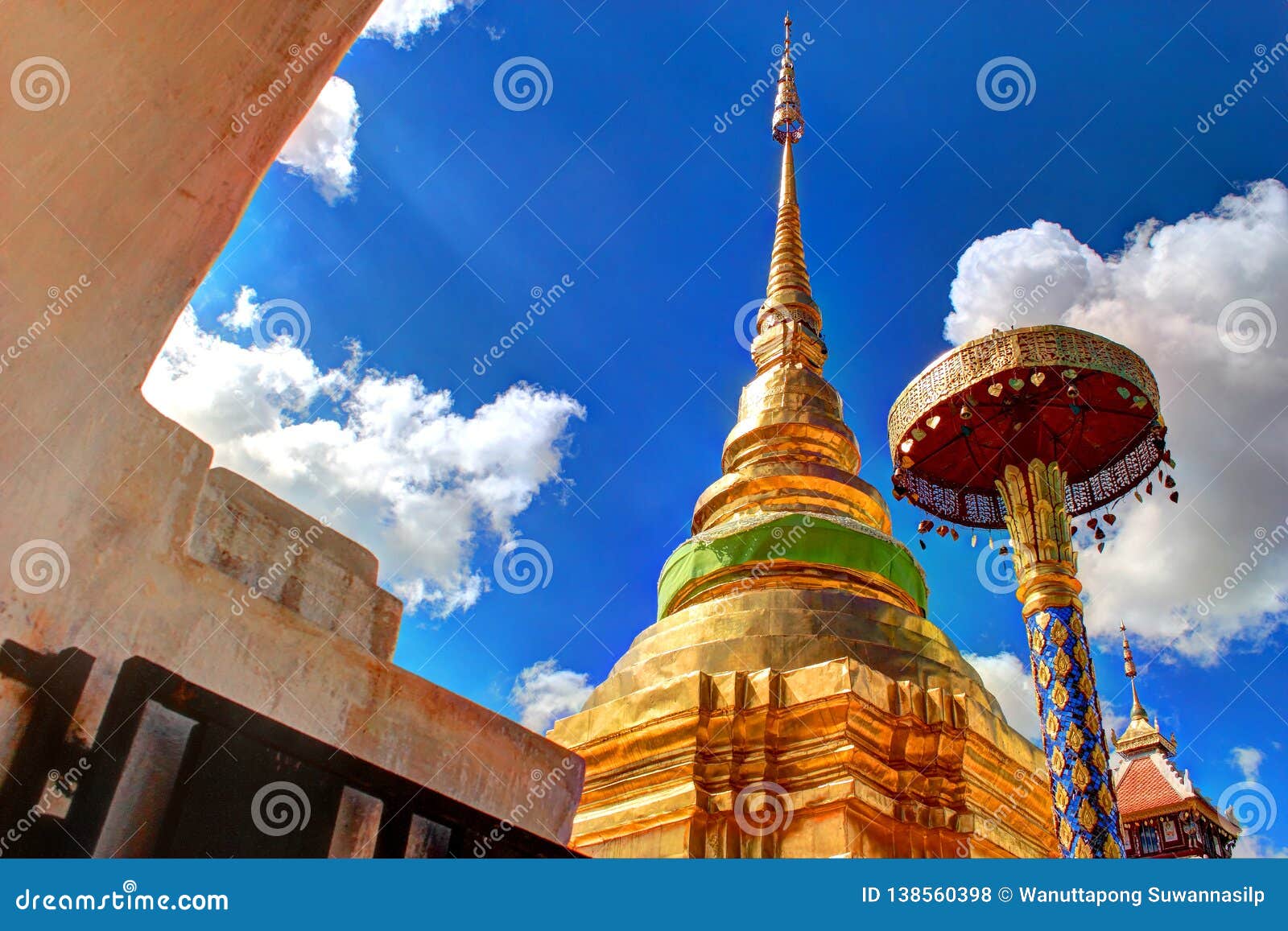 Wat Pong Sanuk Temple på en klar dag, Lampang, Thailand