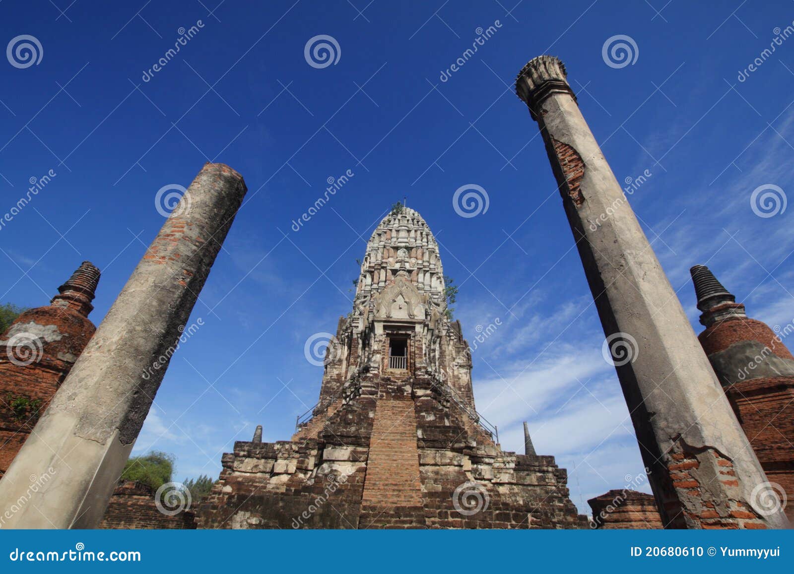 Prang do princípio de Wat Ratchaburana em Ayutthaya, Tailândia