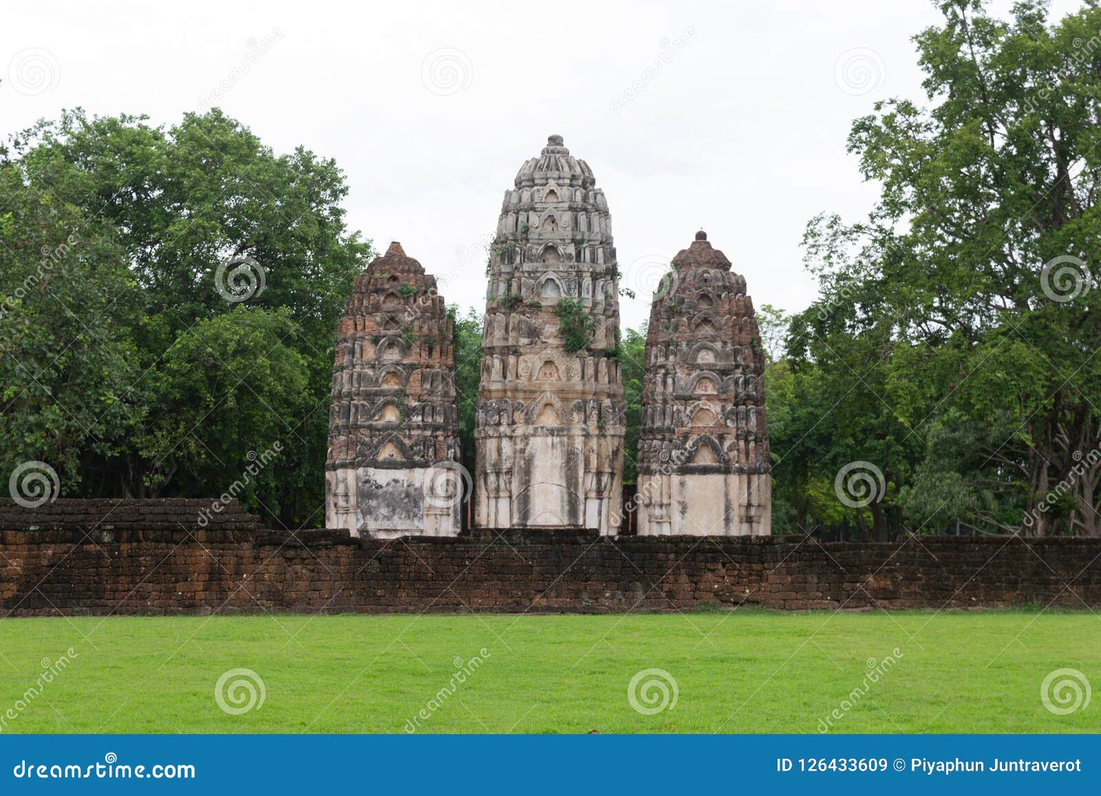 Wat Si Sawai Sri Savaya em Sukhothai TAILÂNDIA. Wat Si Sawai Sri Savaya no templo grande do estilo do Khmer de Sukhothai A em Sukhothai de templos grandes no parque histórico de Sukhothai, Sukhothai TAILÂNDIA