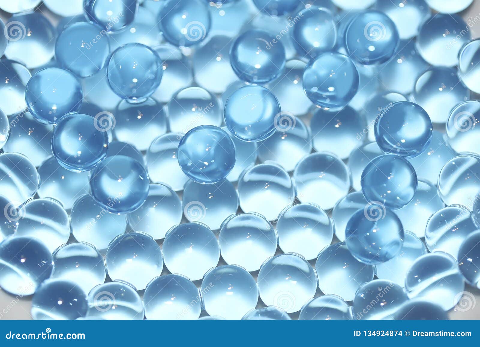 Boules De Gel Bleu D'eau Sur Fond Argenté Brillant. Gel Polymère. Gel De  Silice Image stock - Image du groupe, fête: 212193573