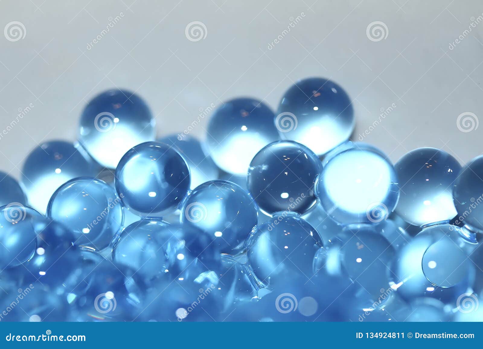 Water Blue Gel Balls with Bokeh. Polymer Gel. Silica Gel. Balls of Blue  Hydrogel. Crystal Liquid Ball with Reflection Stockbild - Bild von muster,  farbe: 147527845
