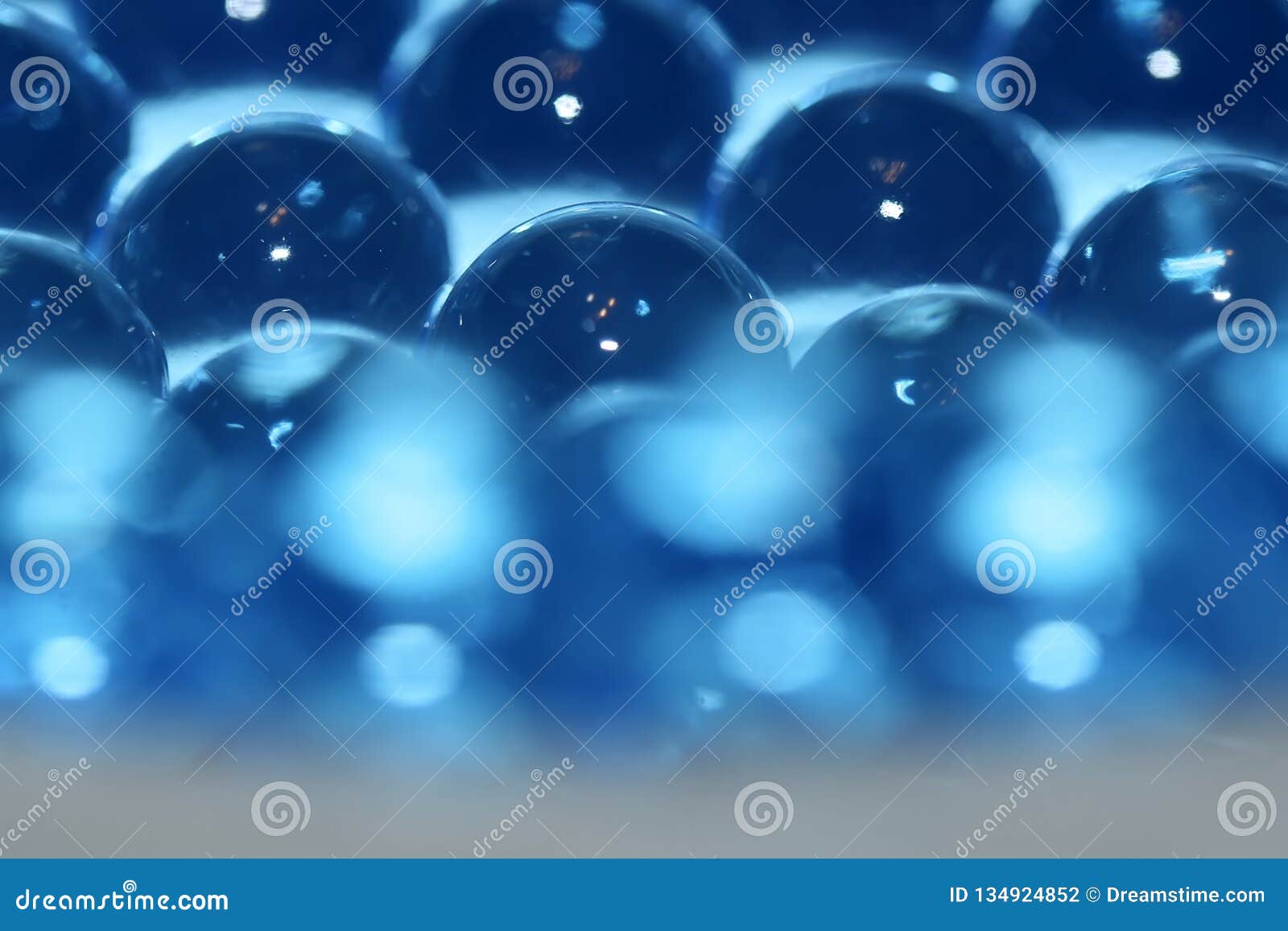 Boules De Gel Bleu D'eau Sur Fond Argenté Brillant. Gel Polymère. Gel De  Silice Image stock - Image du groupe, fête: 212193573