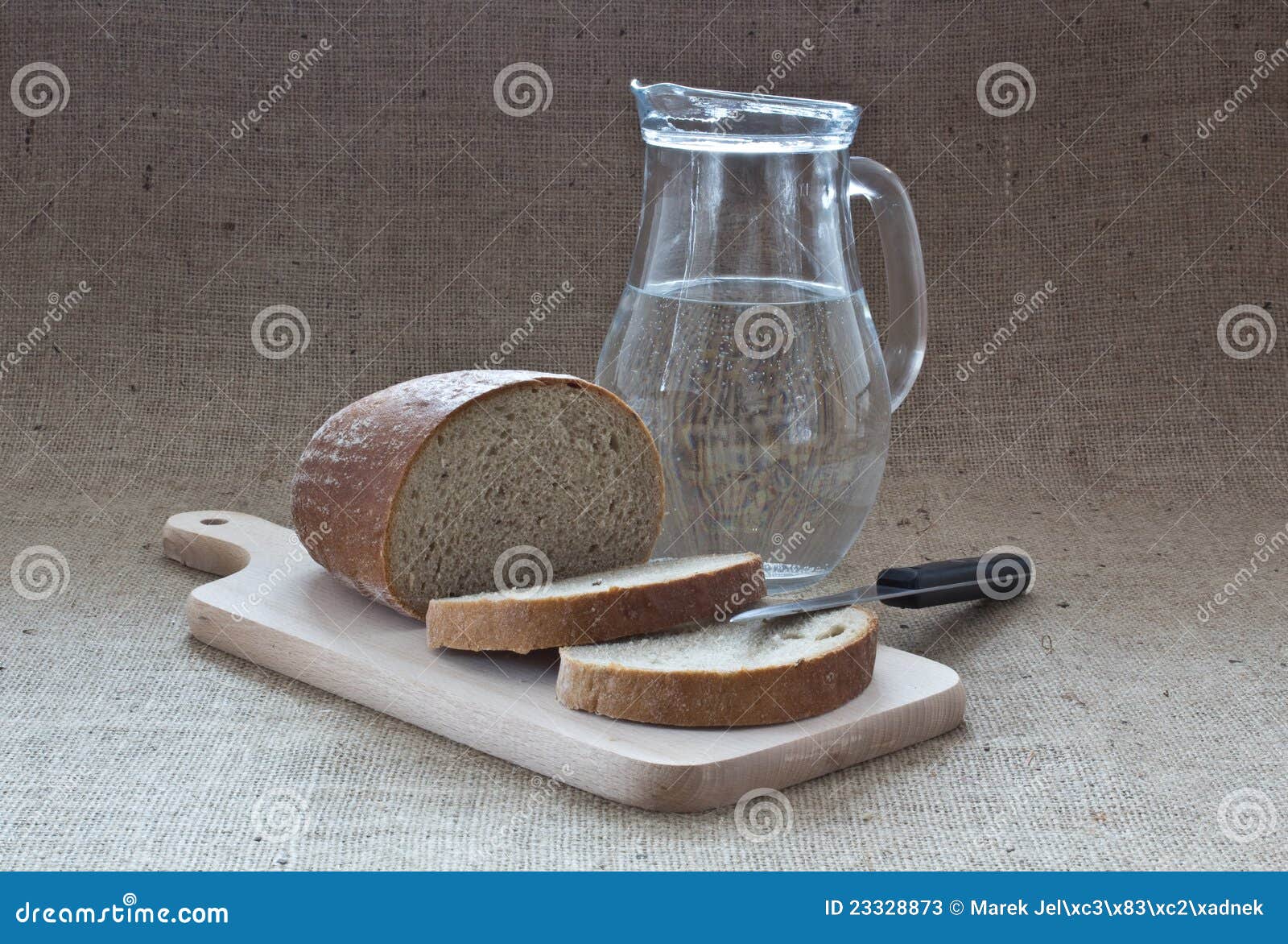 Хлеба кусок воды. Хлеб и вода. Еда с водой хлеб. Черный хлеб и вода. Стакан воды с хлебом.