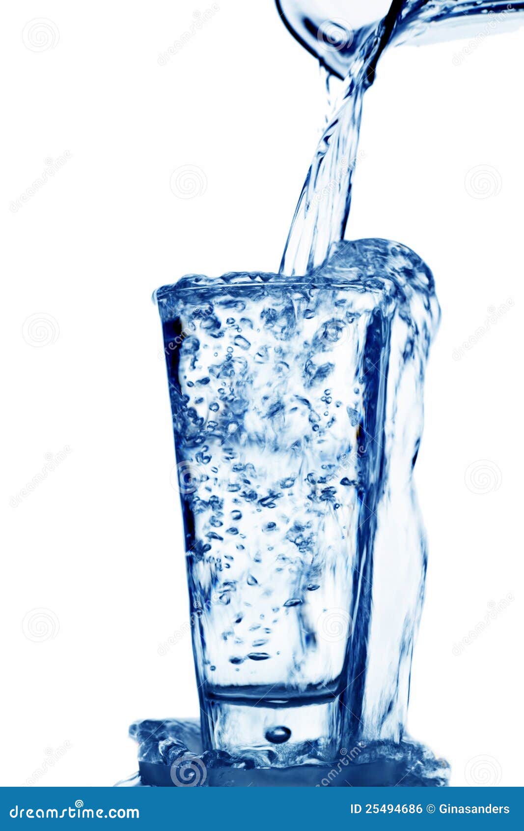 В стакан до краев налита вода. Переполненный стакан с водой. Вода льется через край. Вода льется в стакан. Вода вытекает.