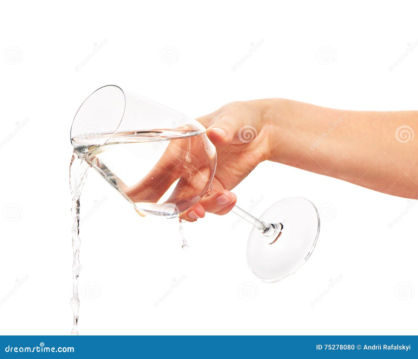 Воду лить стакан. Рука с бокалом. Стакан воды. Вода льется в стакан. Вода выливается из стакана.