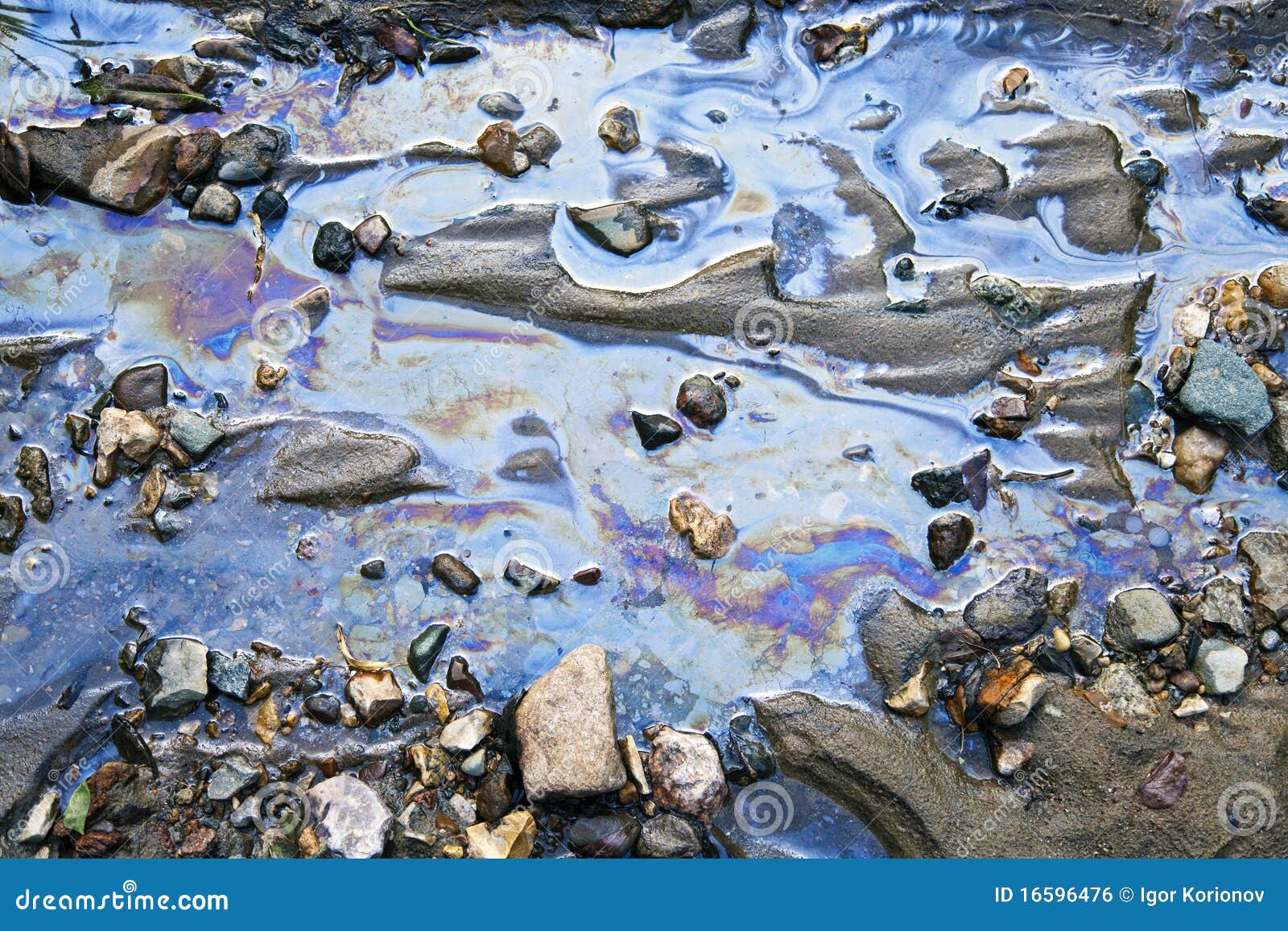 Water Met Flarden Van Benzine En Olie Foto - Image of benzine, afval: 16596476
