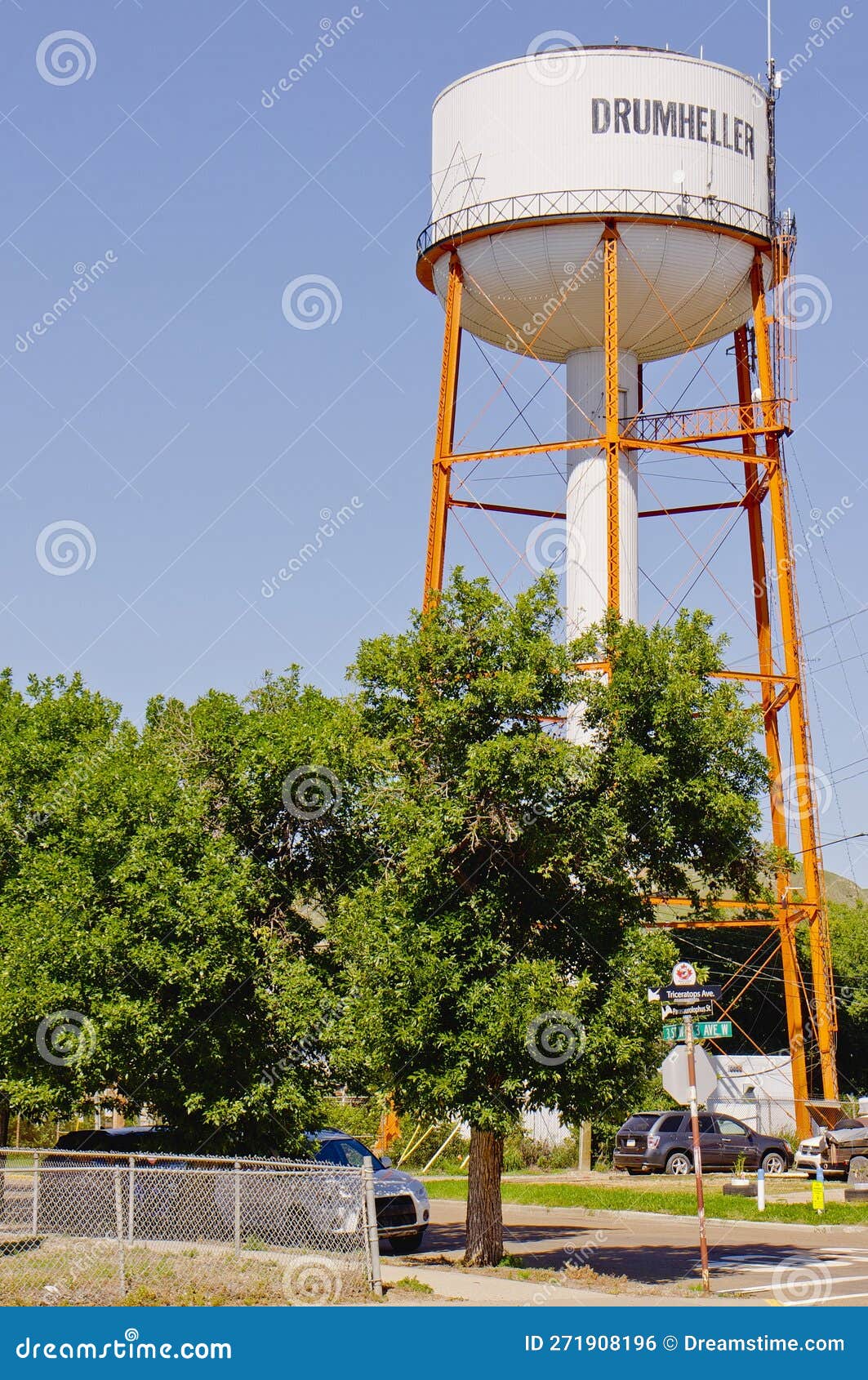 DRUMHELLER, ALBERTA, CANADA May 2023 Visitors At The Front Entrance Of The Royal Tyrrell