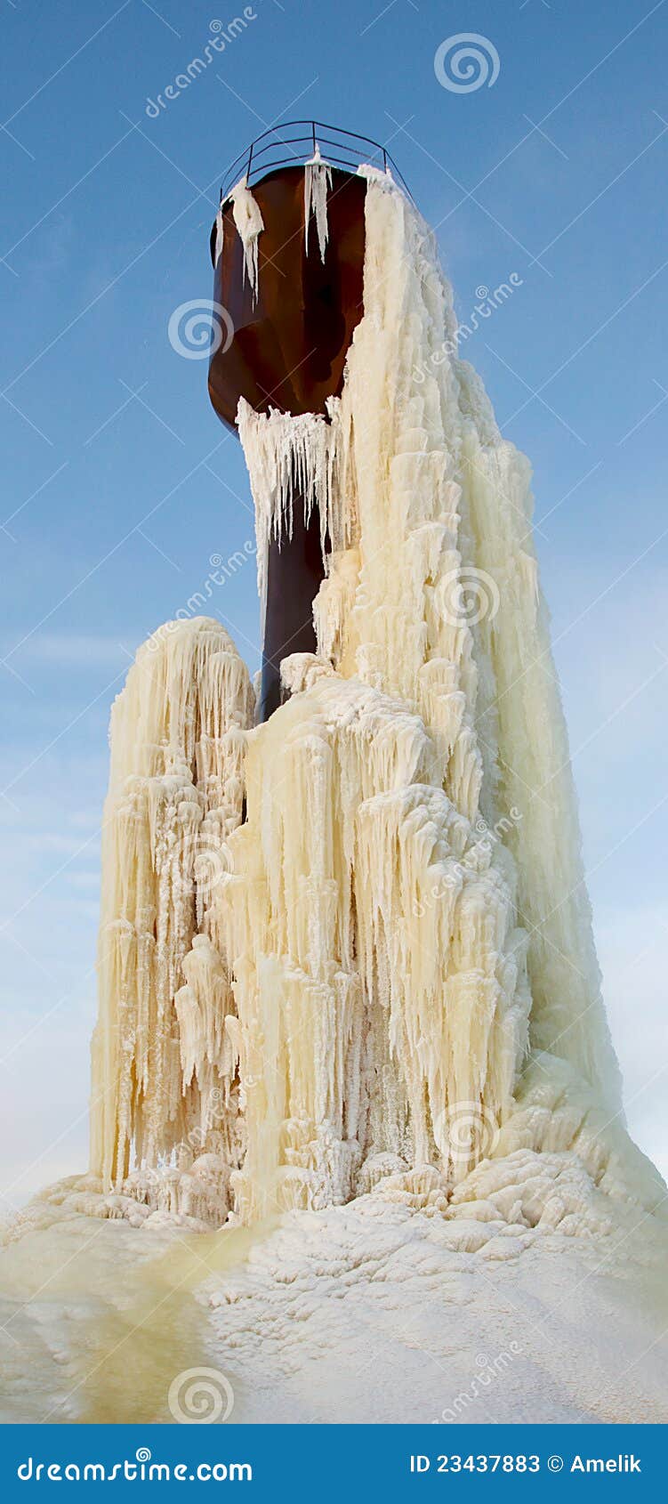 замерзшая водонапорная башня