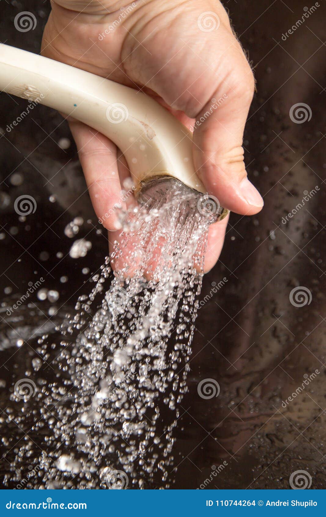 Water Van De Douche in Uw Hand Stock Foto Image of stroom, voorwerp