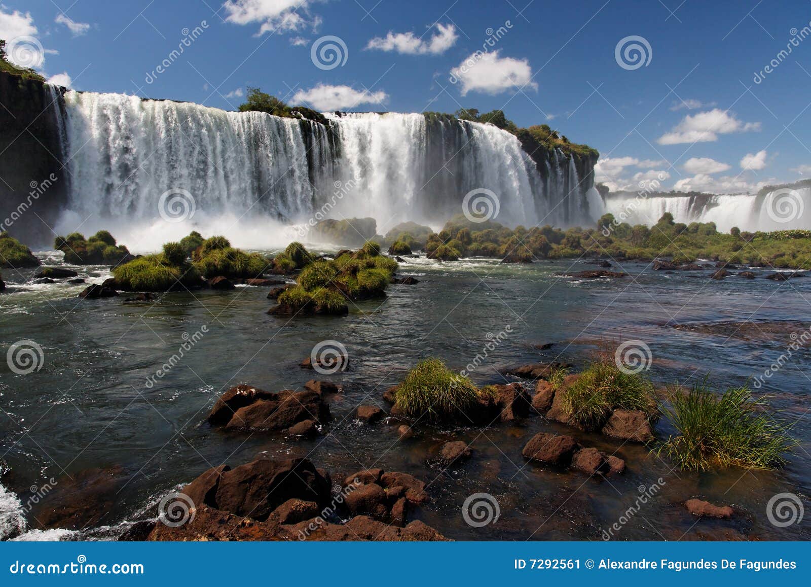 waterfalls in foz do iguassu brazil