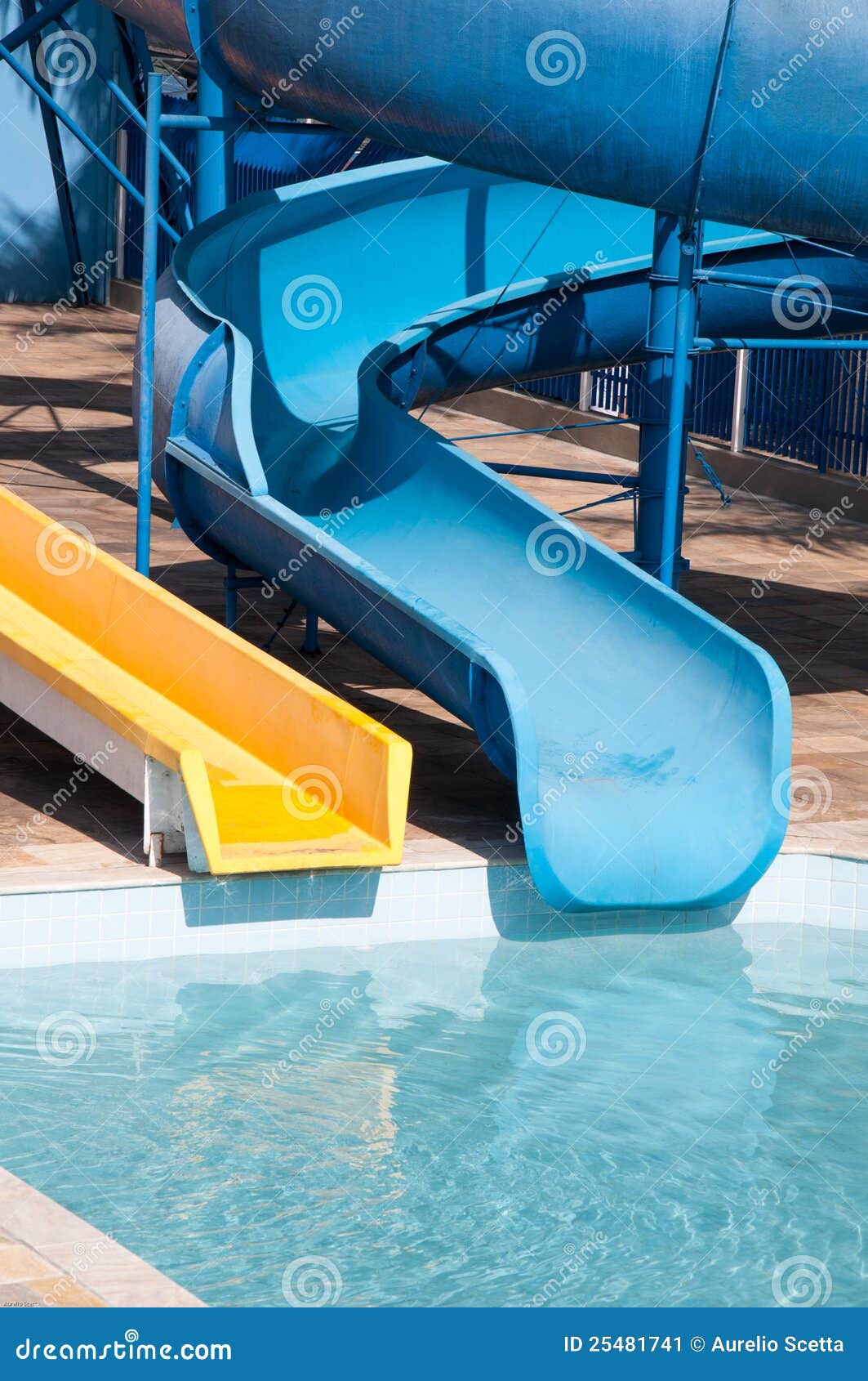 Waterslide En El Centro Turístico De Día De Fiesta Imagen de archivo