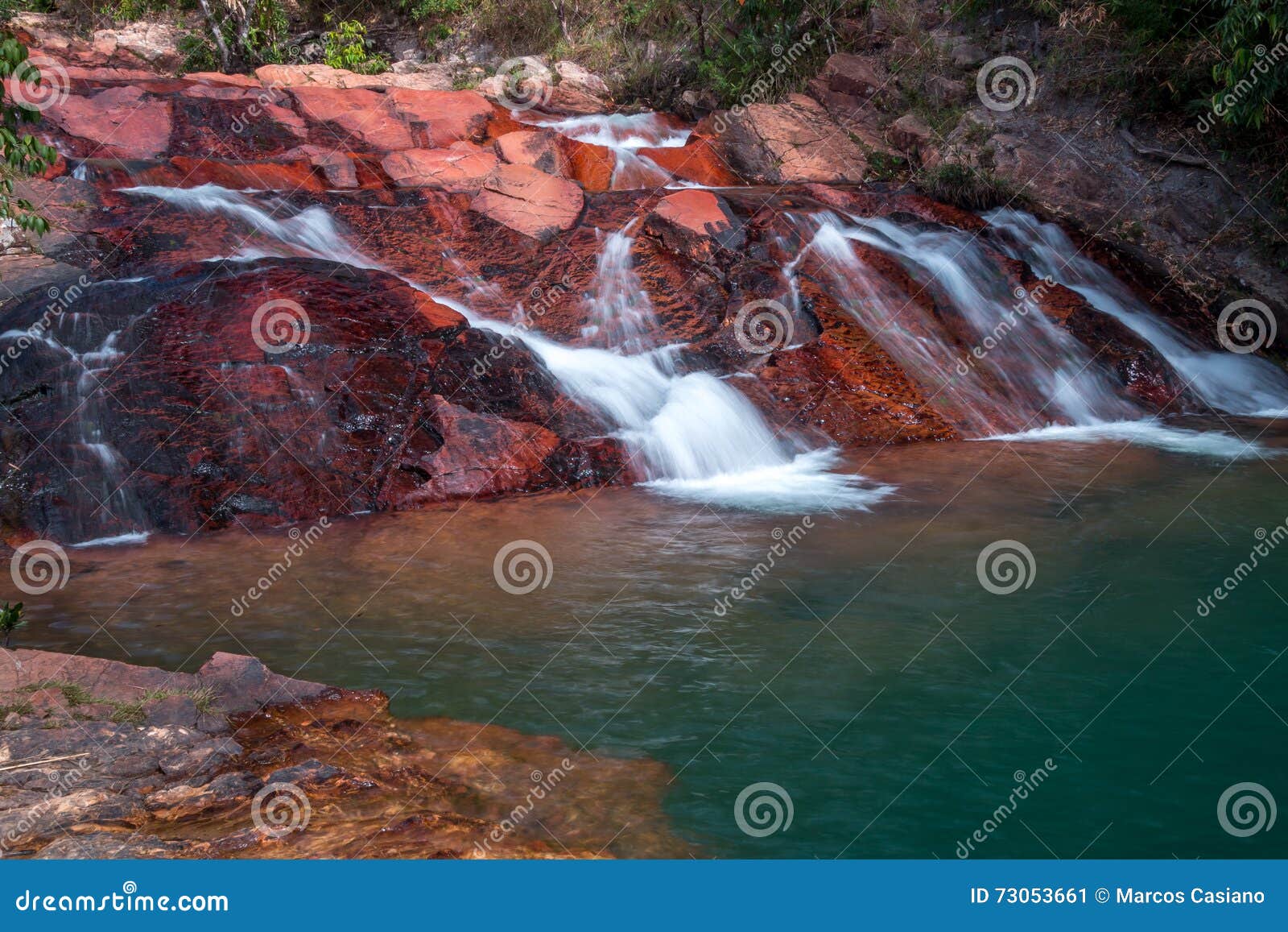 Waterval die over Rotsen stroomt. Waterval binnen Brazilië wordt gevestigd die onderaan Rotsen in een Blauwe Pool van Water stromen dat